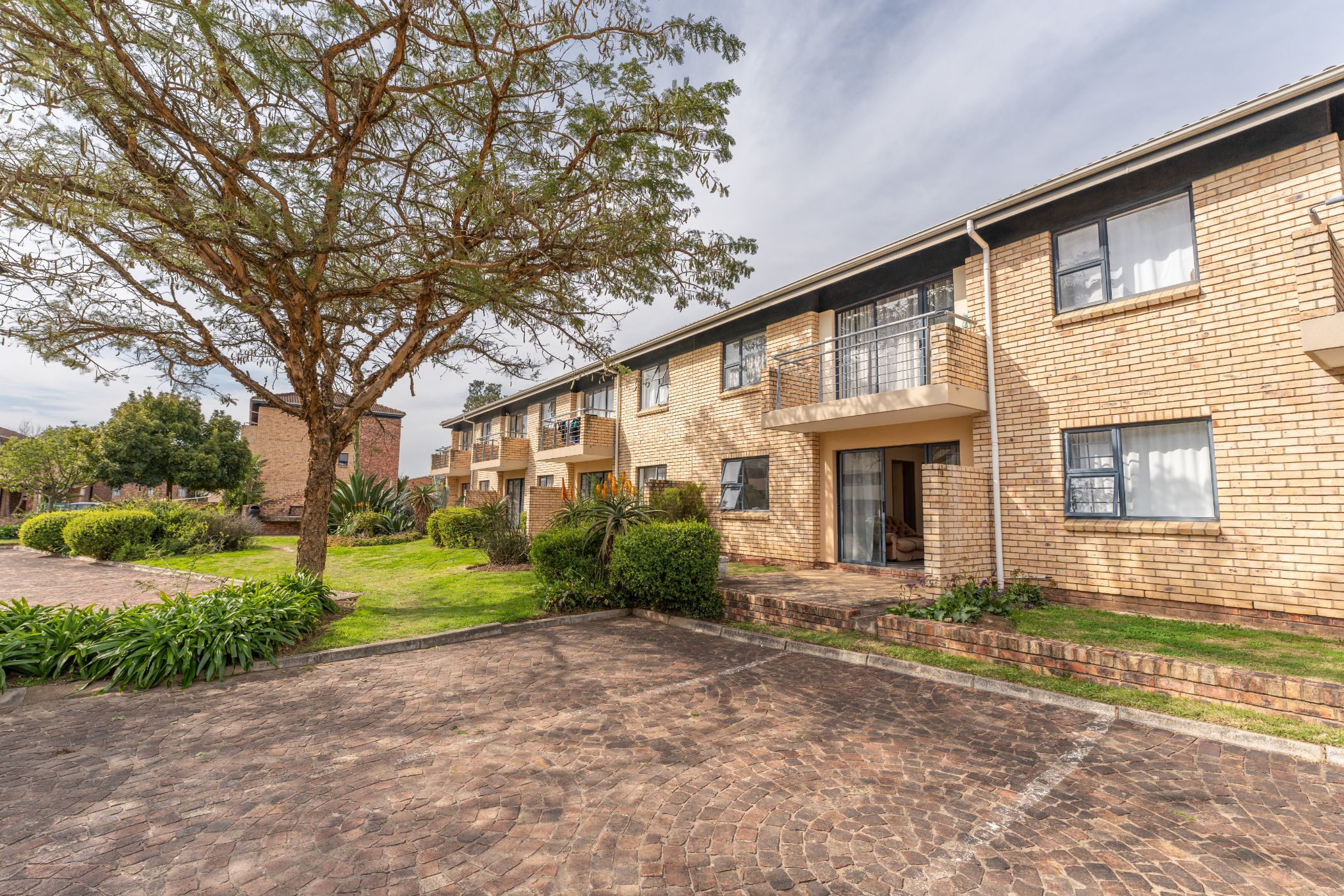 2 bedroom apartment for sale in Grahamstown Central (Makhanda Central) 