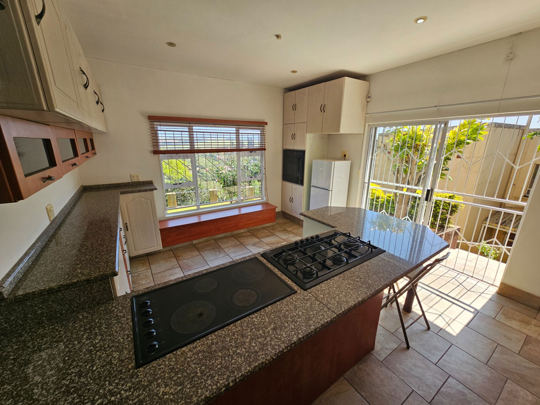https://listing.pamgolding.co.za/images/properties/202309/1280801/H/1280801_H_37.jpg