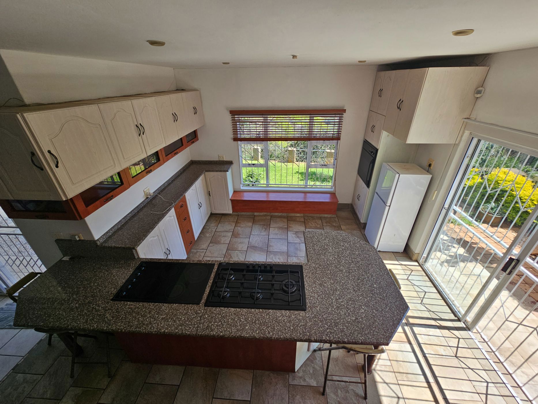 https://listing.pamgolding.co.za/images/properties/202309/1280801/H/1280801_H_51.jpg