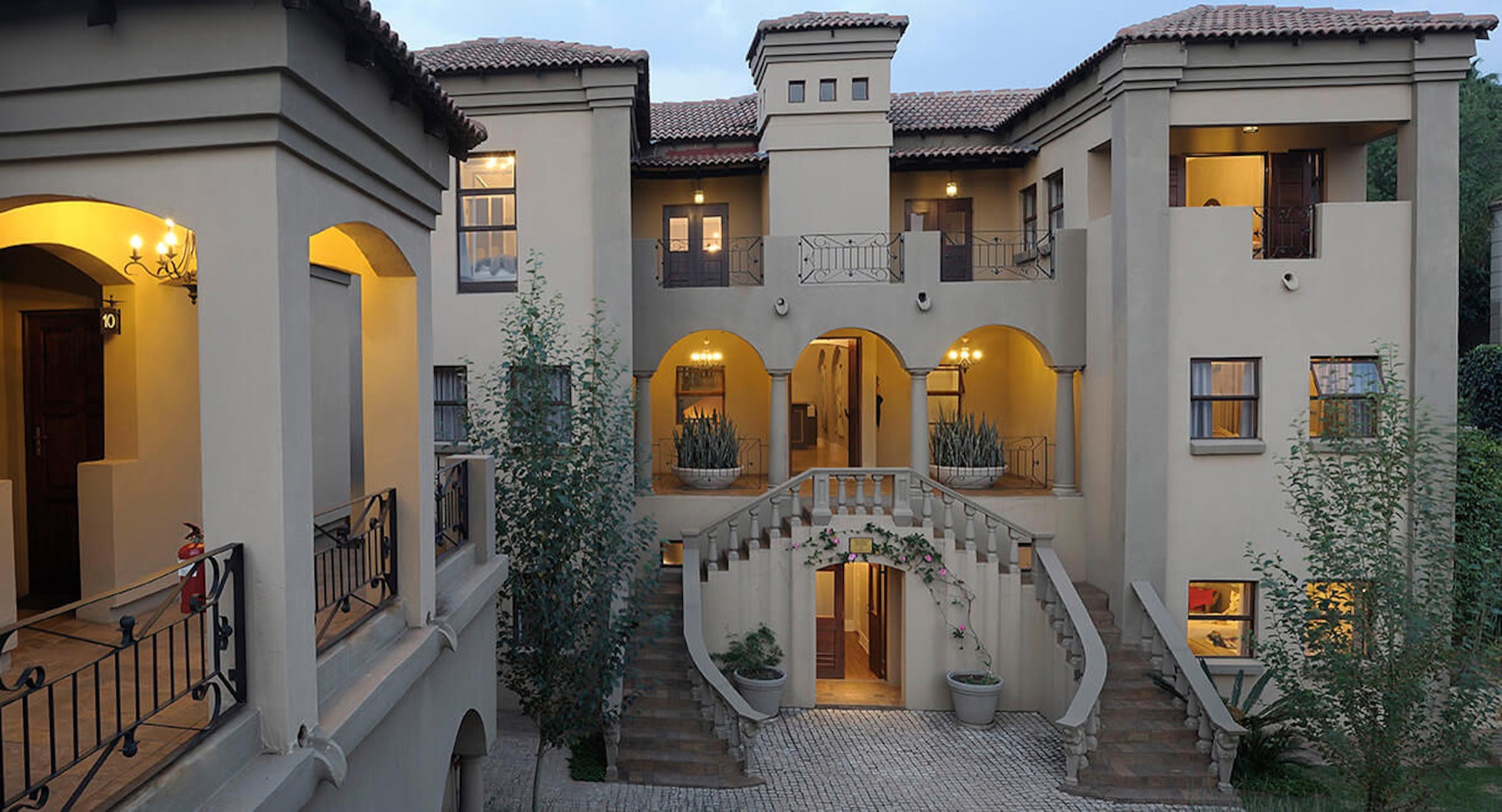 5-star 10 guest room guesthouse for sale in Erasmuskloof