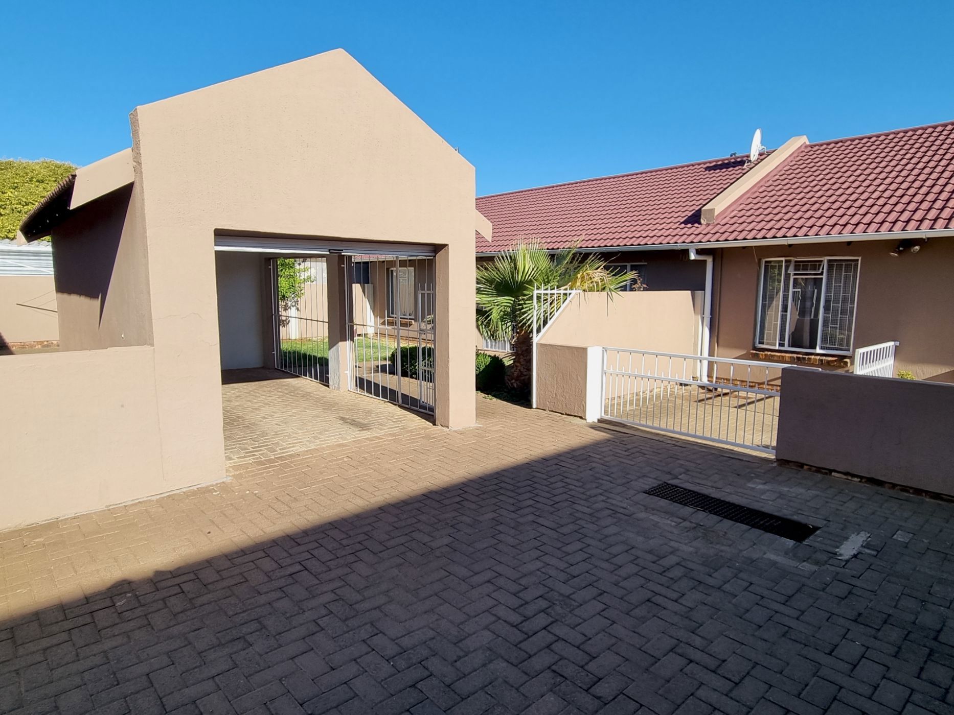 3 Bedroom Townhouse For Sale Uitsig (Bloemfontein) 1BX1633967 Pam