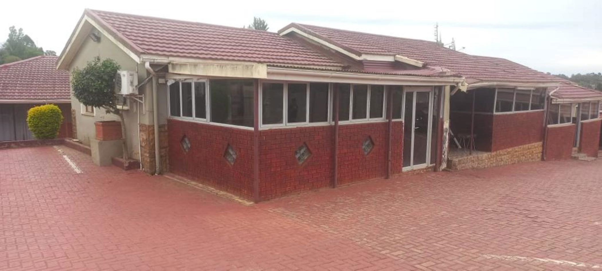 14 guest room bed & breakfast for sale in Southernwood (Mthatha)