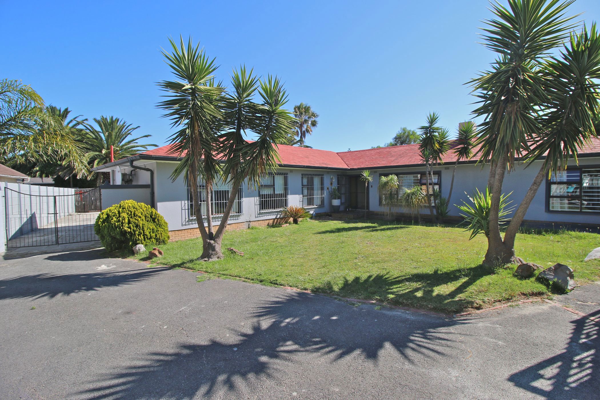4 Bedroom House For Sale Panorama (Parow) 1PLA1638732 Pam Golding