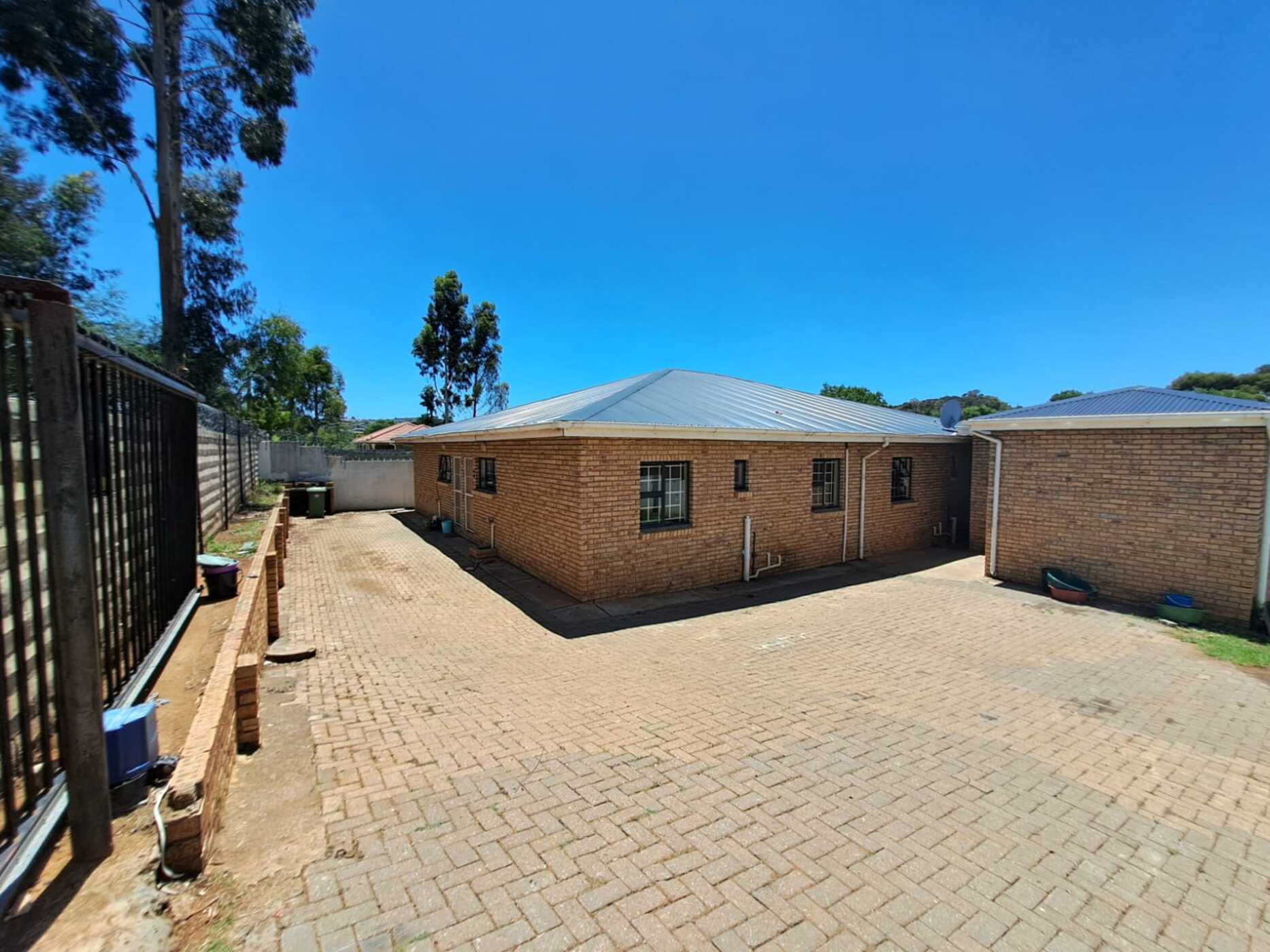 13 bedroom security complex home for sale in Kokstad