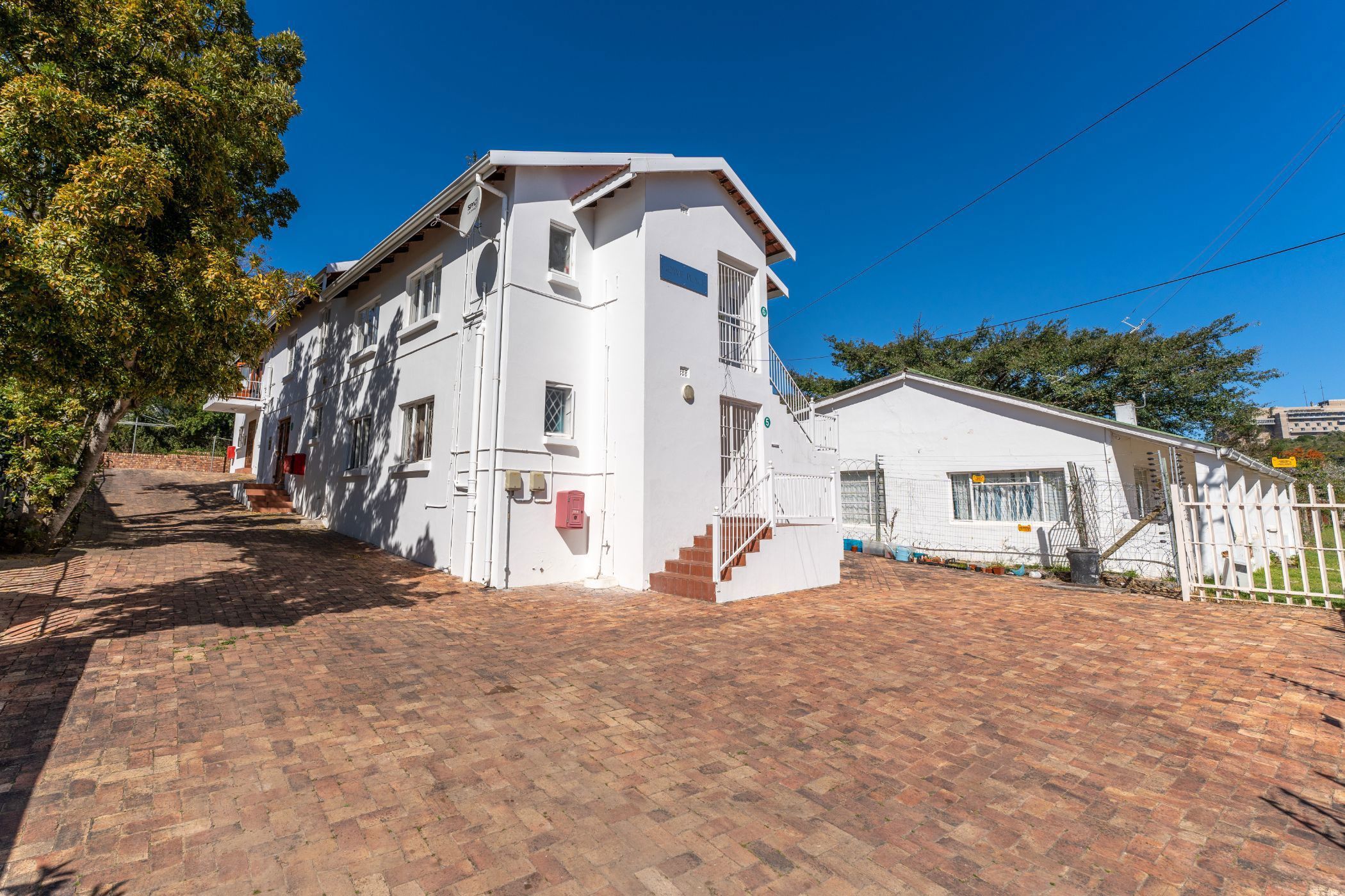 2 bedroom multi-storey apartment for sale in Grahamstown Central (Makhanda Central) 