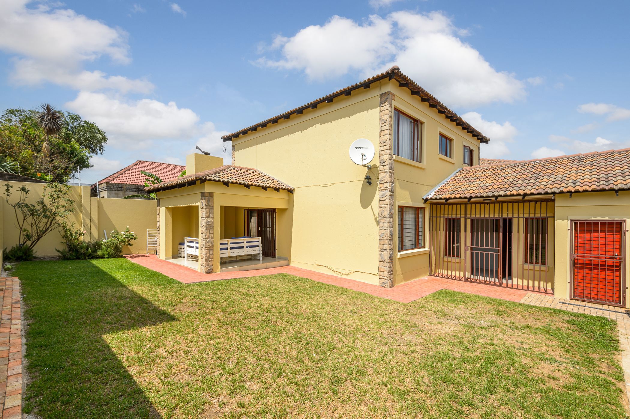 4 Bedroom Doublestorey Cluster For Sale Ferndale (Randburg