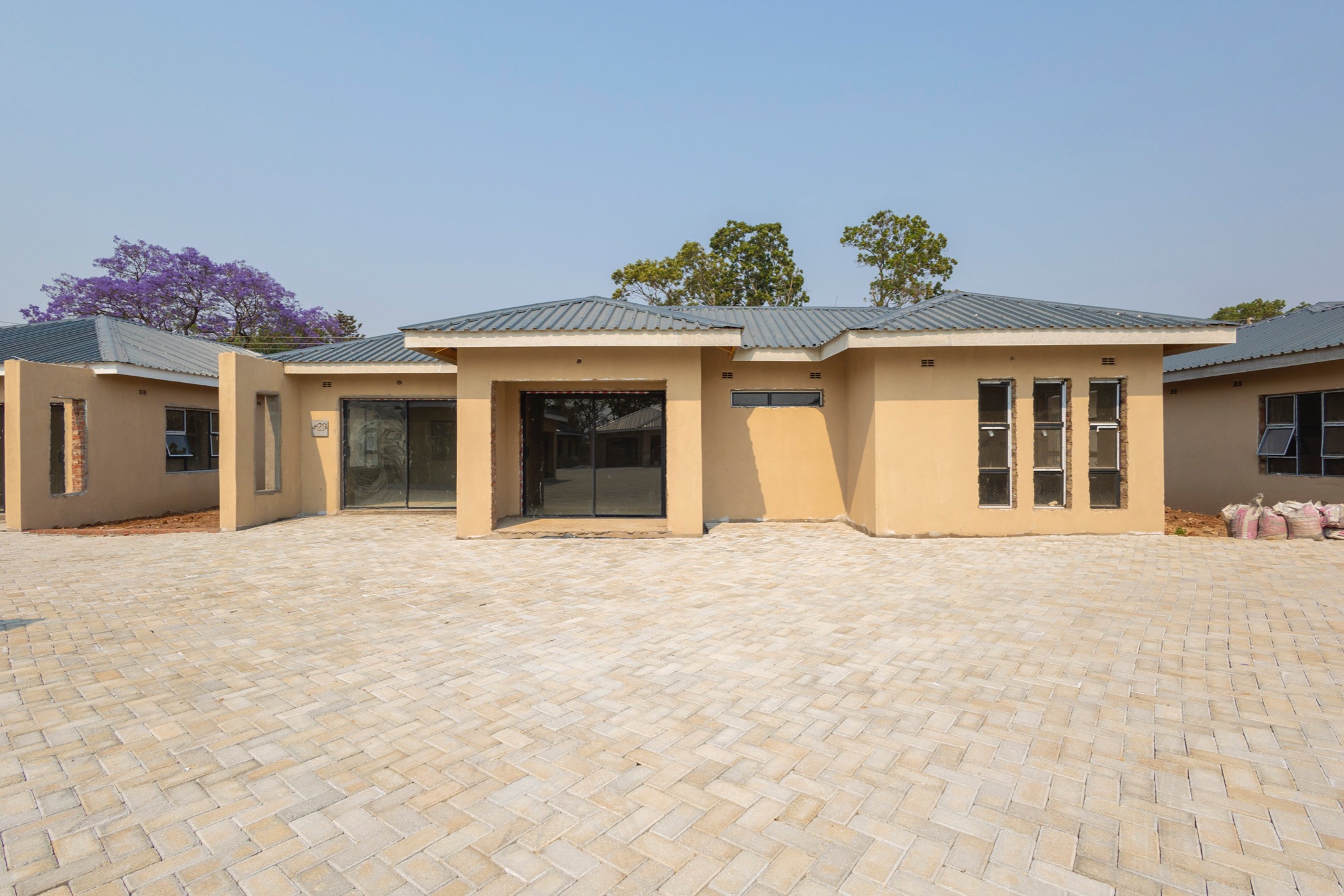 3 bedroom garden apartment for sale in Bluffhill (Zimbabwe)