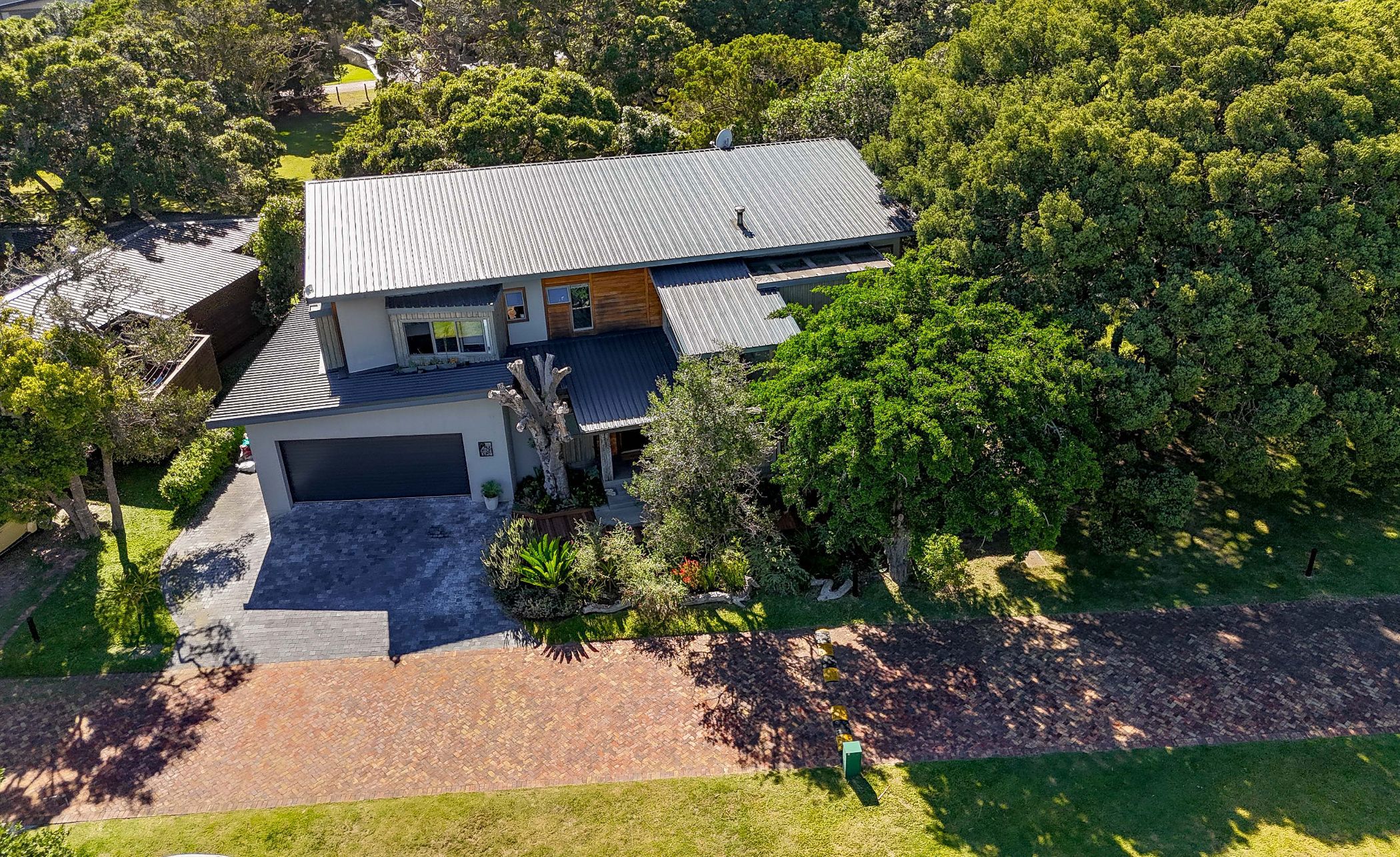 5 Bedroom Security Estate Home For Sale Brenton on Lake 1KG1648118