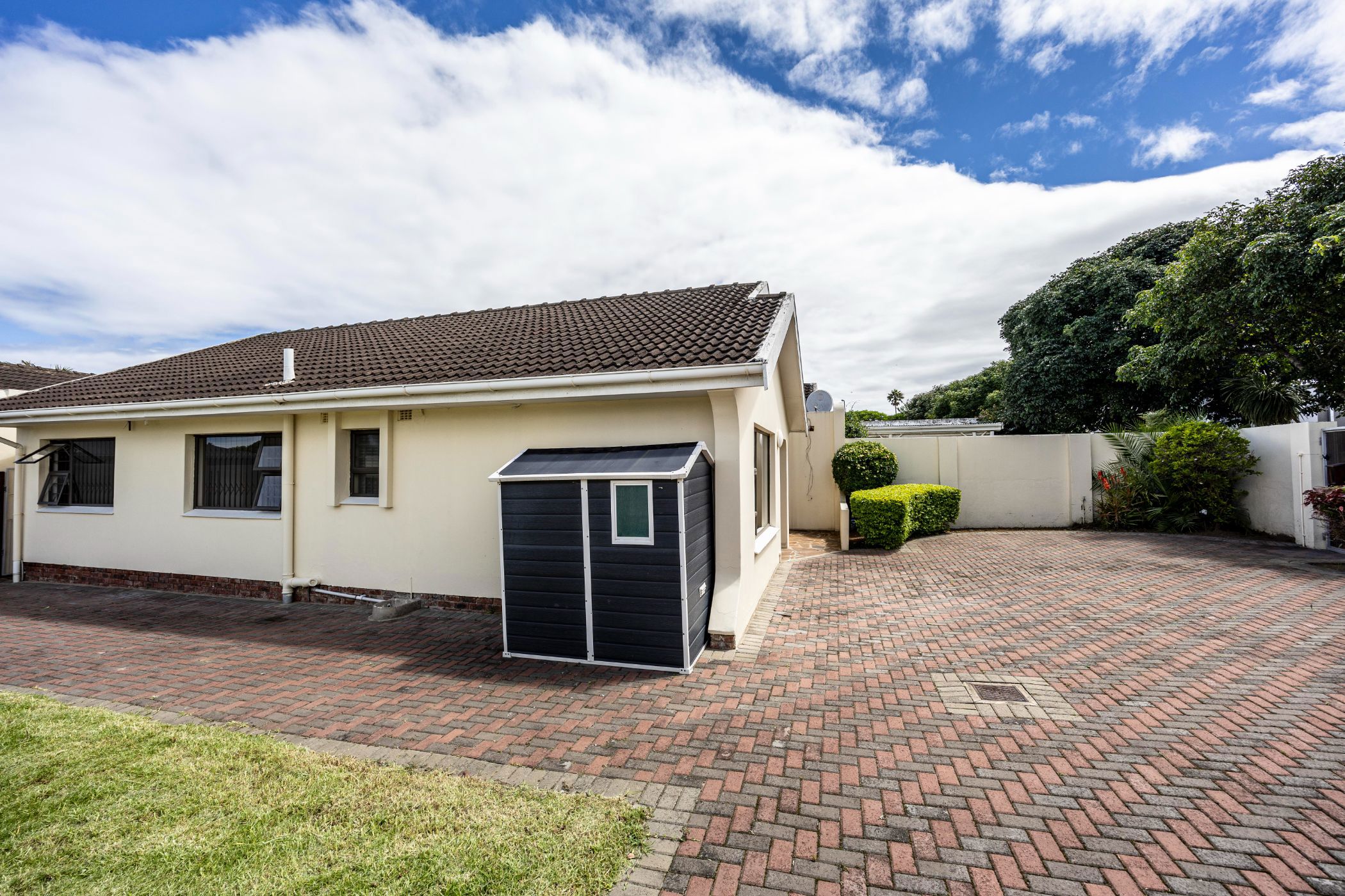 3 Bedroom Townhouse For Sale Beacon Bay 1ET1642584 Pam Golding