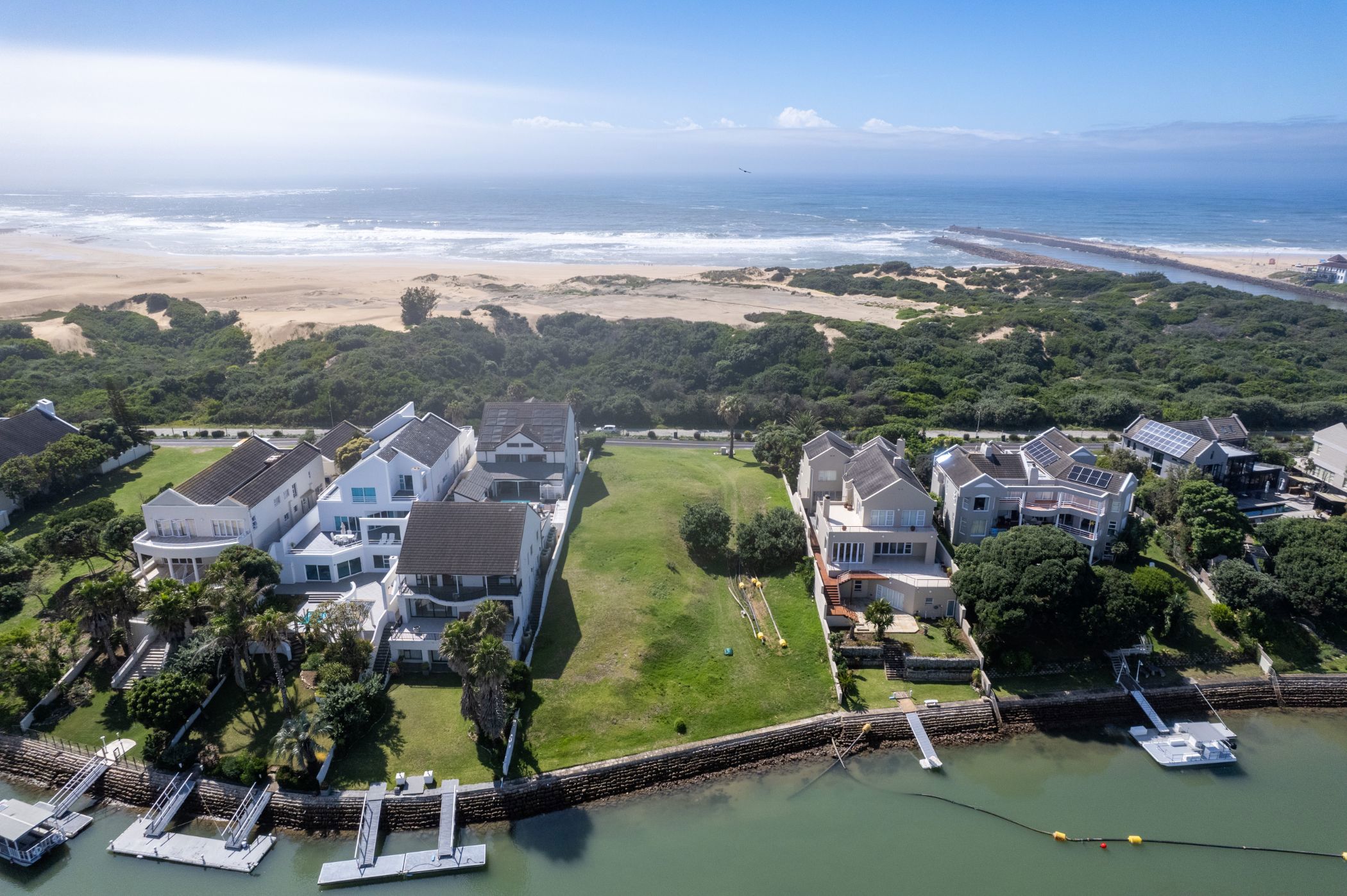 2082 m&sup2; residential vacant land for sale in Royal Alfred Marina