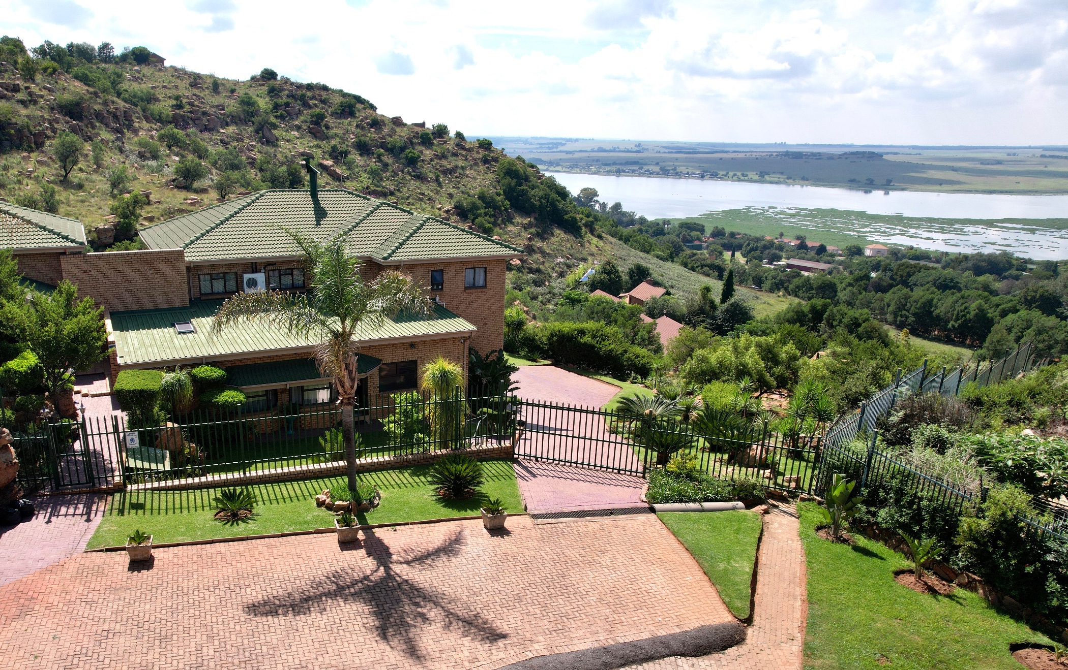 6 bedroom house for sale in Bronkhorstbaai