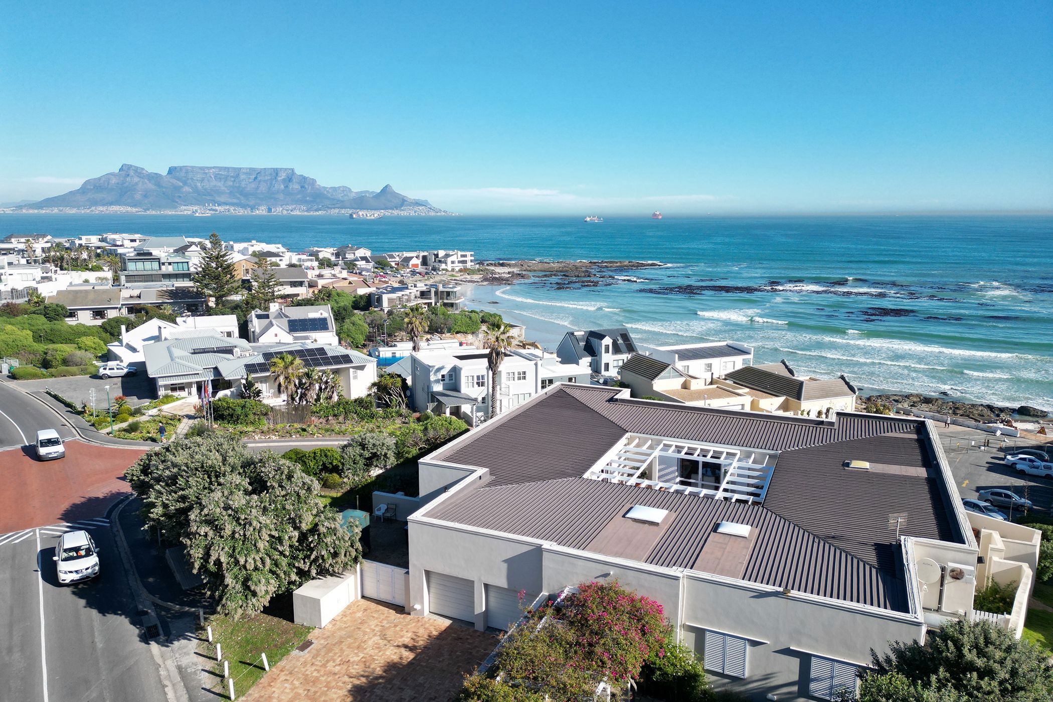 6 bedroom house for sale in Bloubergstrand
