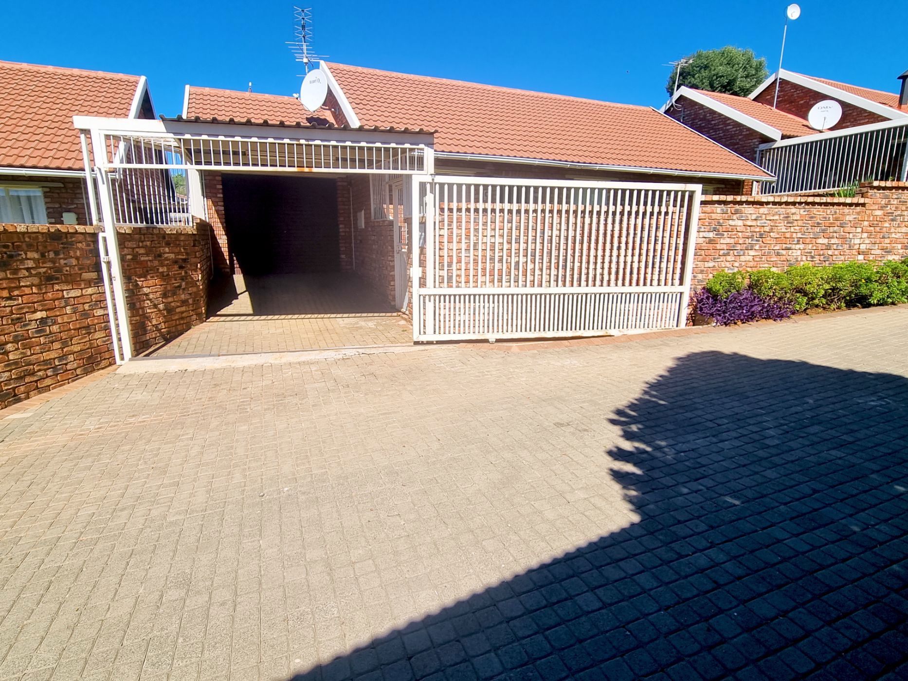 3 Bedroom Townhouse For Sale Uitsig (Bloemfontein) 1BX1654403 Pam