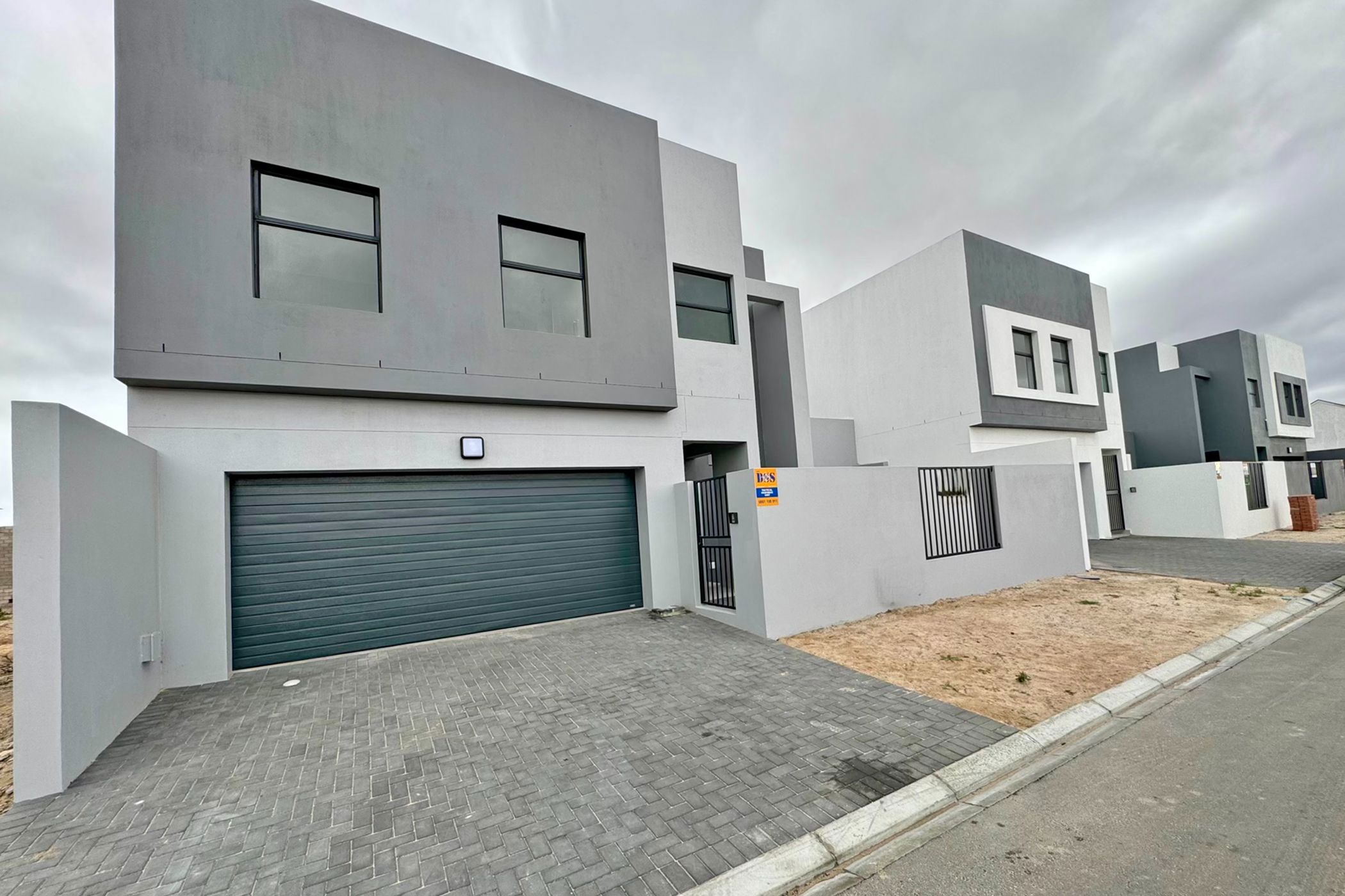 4 Bedroom Doublestorey House For Sale Sandown (Blouberg