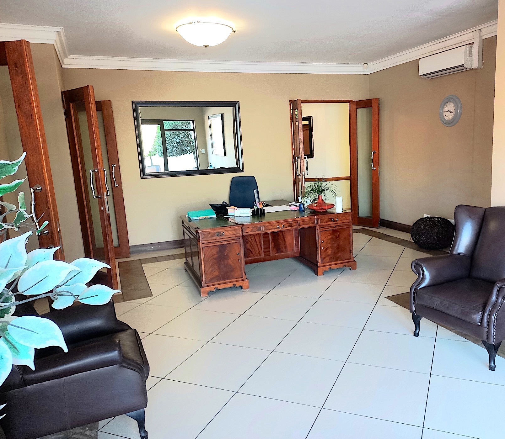 305 m&sup2; commercial office for sale in Rustenburg