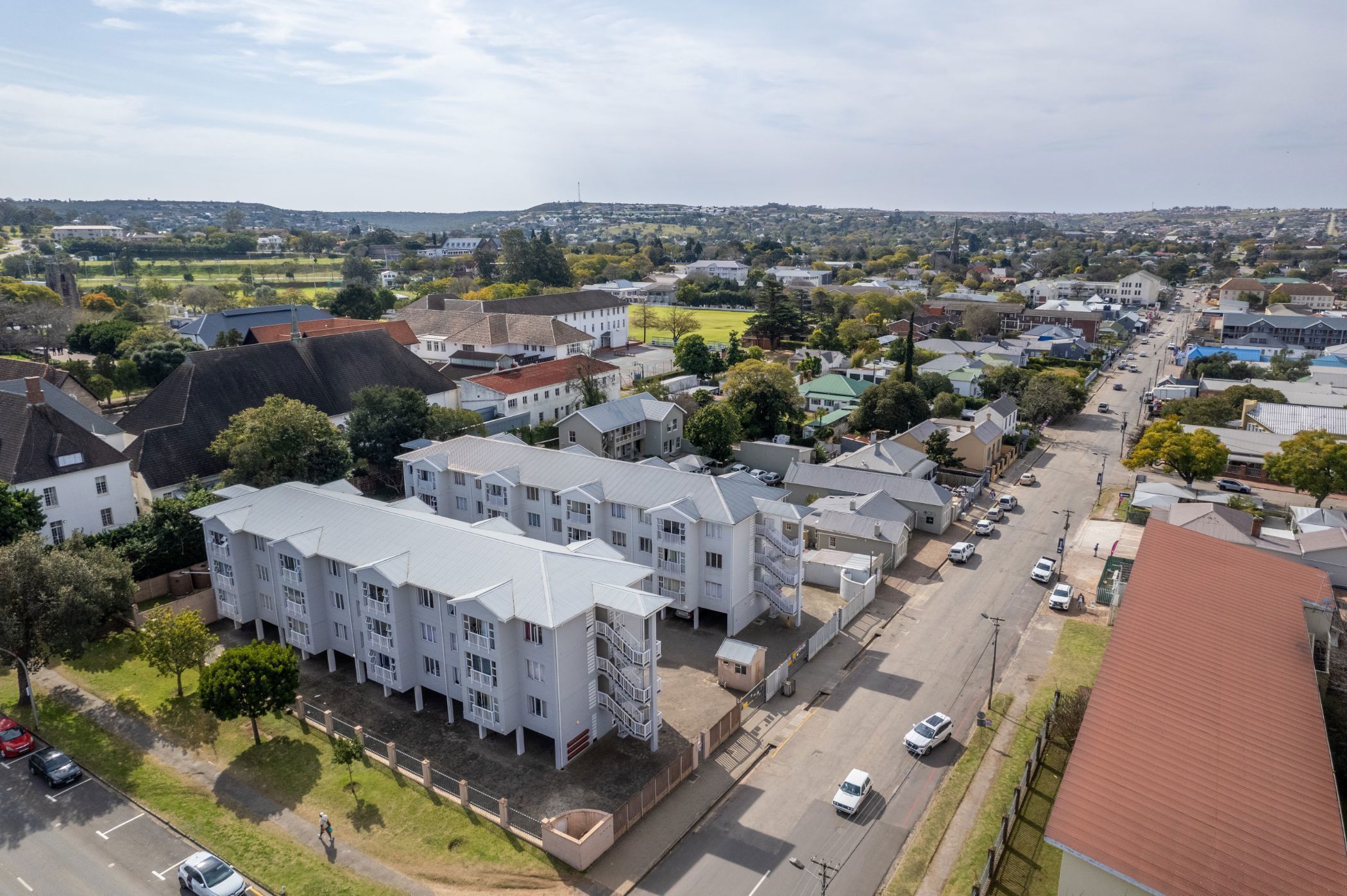 2 bedroom multi-storey apartment for sale in Grahamstown Central (Makhanda Central) 