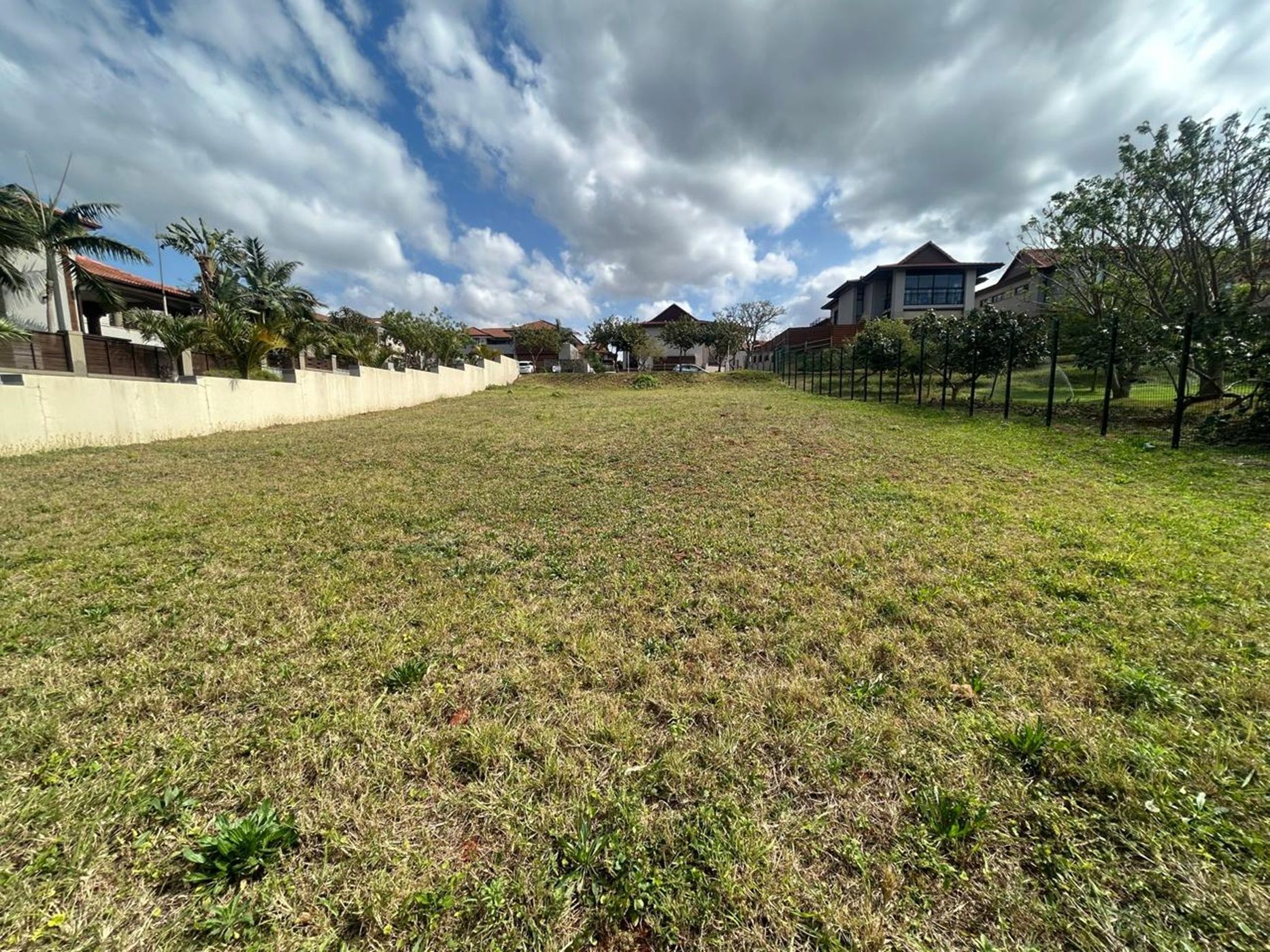 820 m&sup2; residential vacant land for sale in Izinga