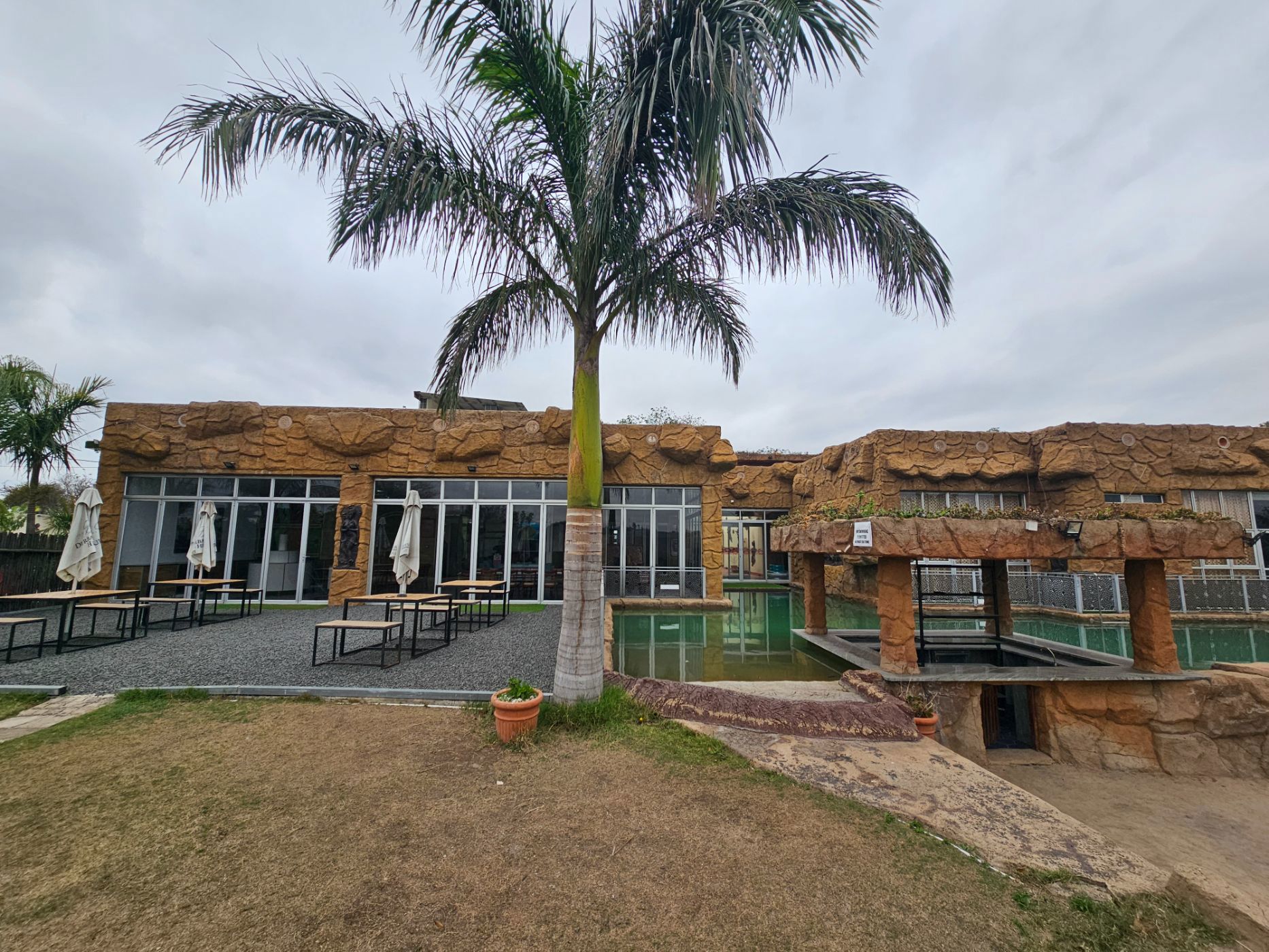13 guest room guesthouse for sale in Mount Moreland