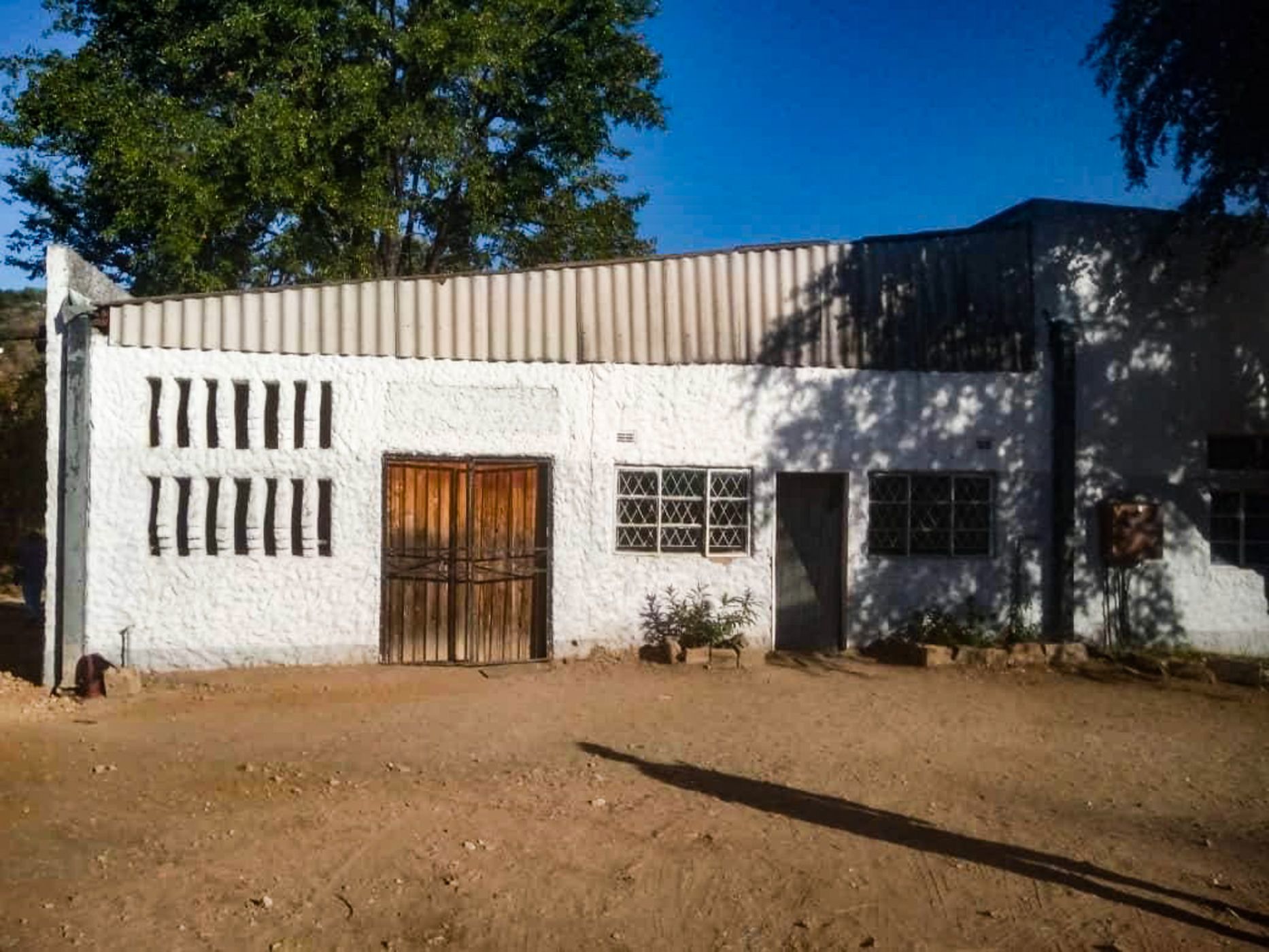5602 m&sup2; commercial industrial property for sale in Kariba (Zimbabwe)
