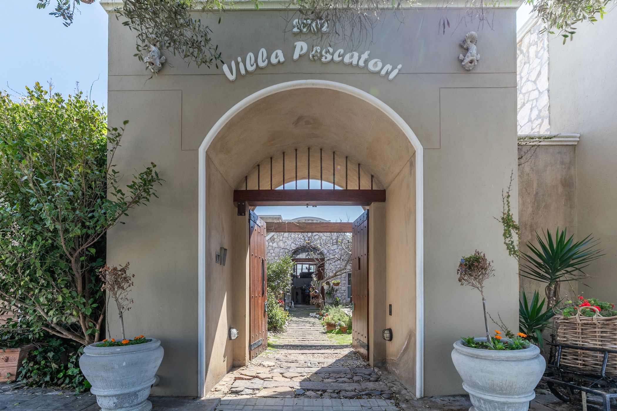 4-star 7 guest room guesthouse for sale in Yzerfontein