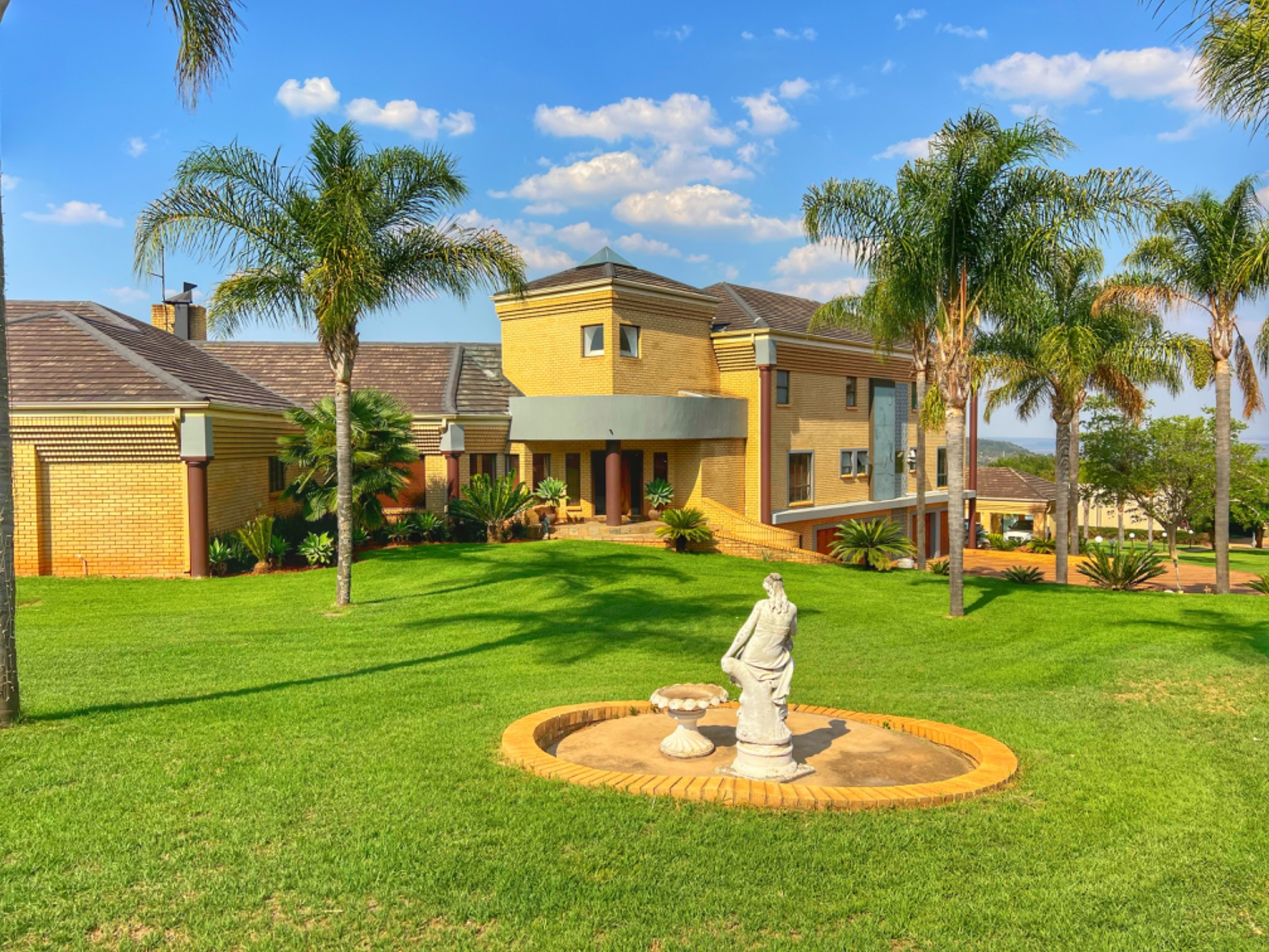 7 bedroom double-storey house for sale in Mooikloof Equestrian Estate