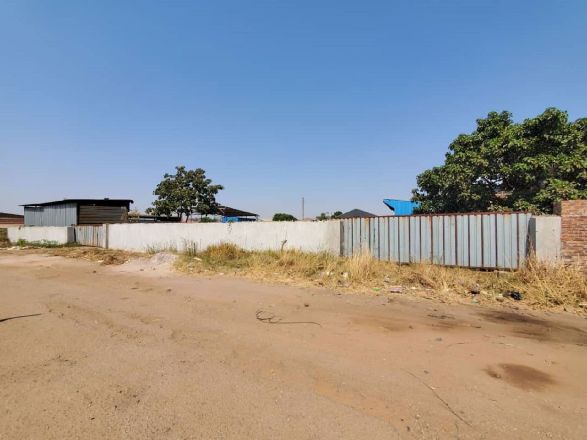 1350 m&sup2; commercial industrial property for sale in Tynwald (Zimbabwe)