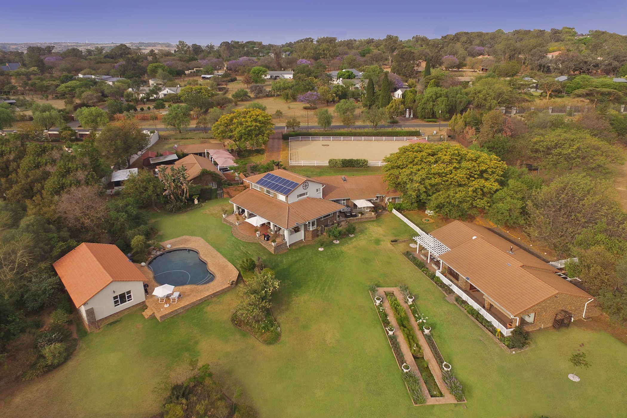 7 bedroom double-storey house for sale in Beaulieu