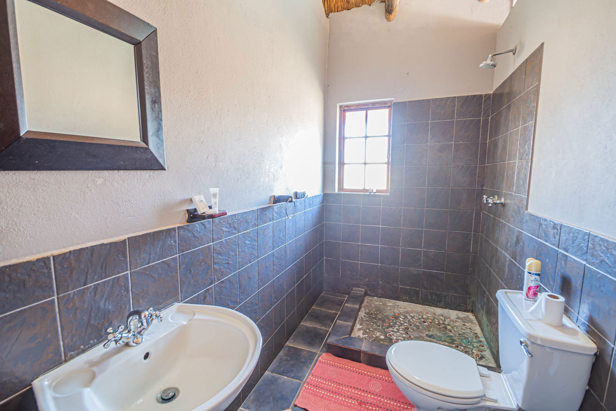 https://listing.pamgolding.co.za/images/properties/202411/2164130/H/2164130_H_1.jpg