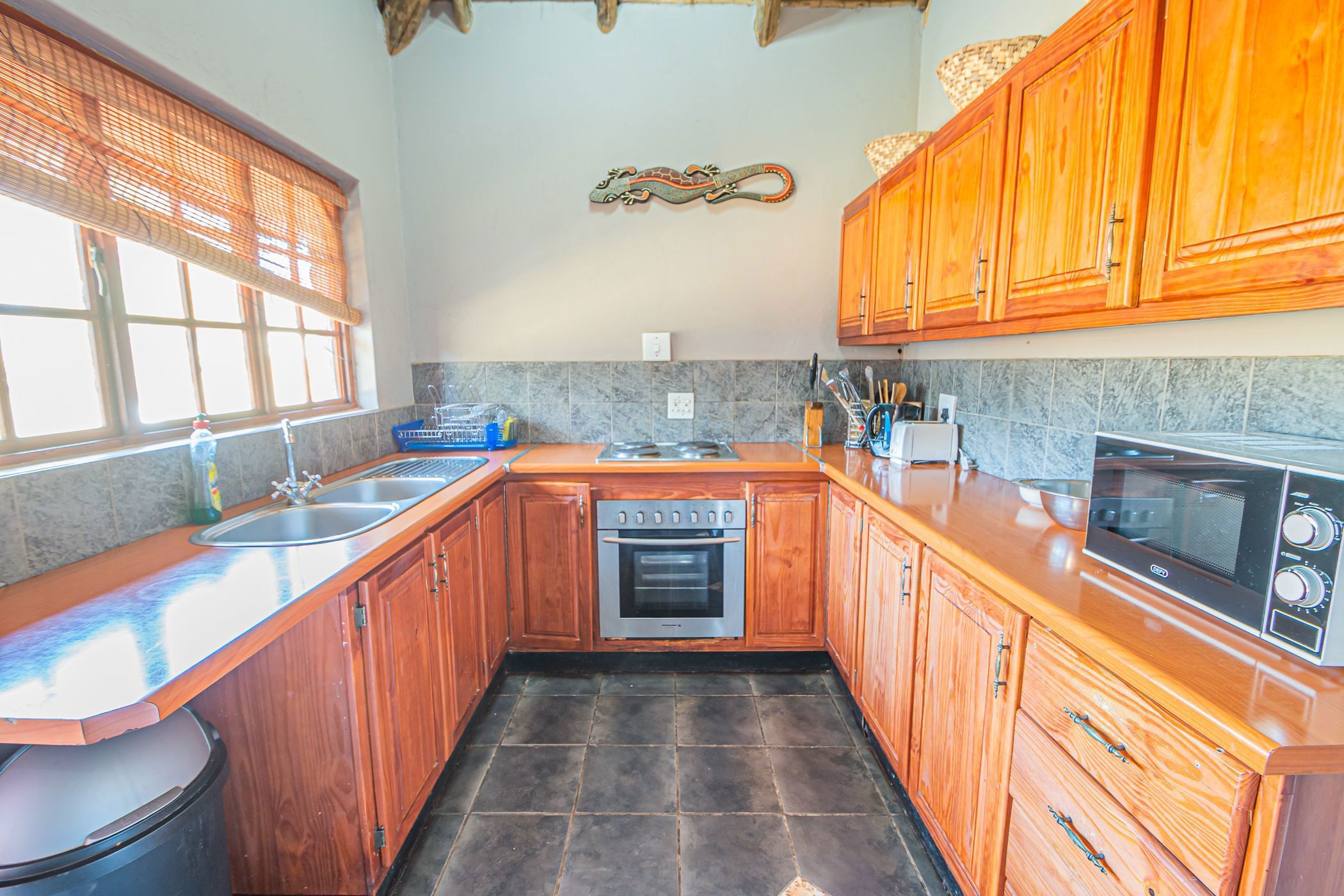 https://listing.pamgolding.co.za/images/properties/202411/2164130/H/2164130_H_9.jpg