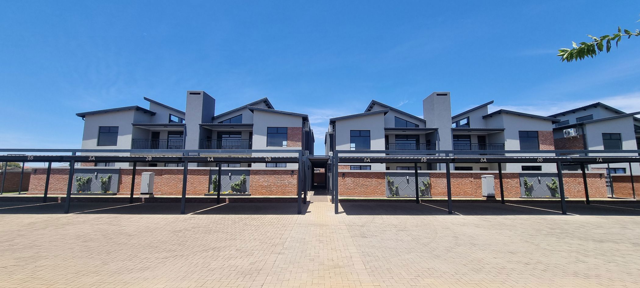 3 bedroom security complex home for sale in El Toro Park