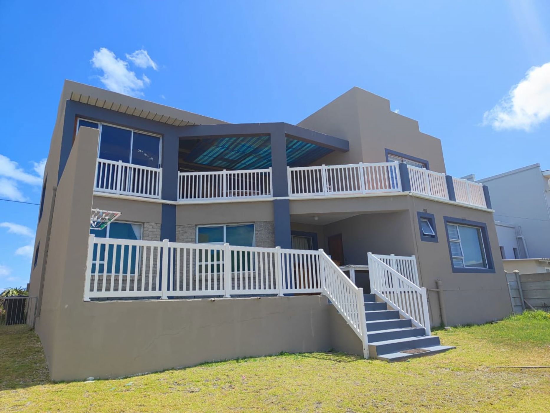 4 bedroom double-storey house for sale in Struisbaai