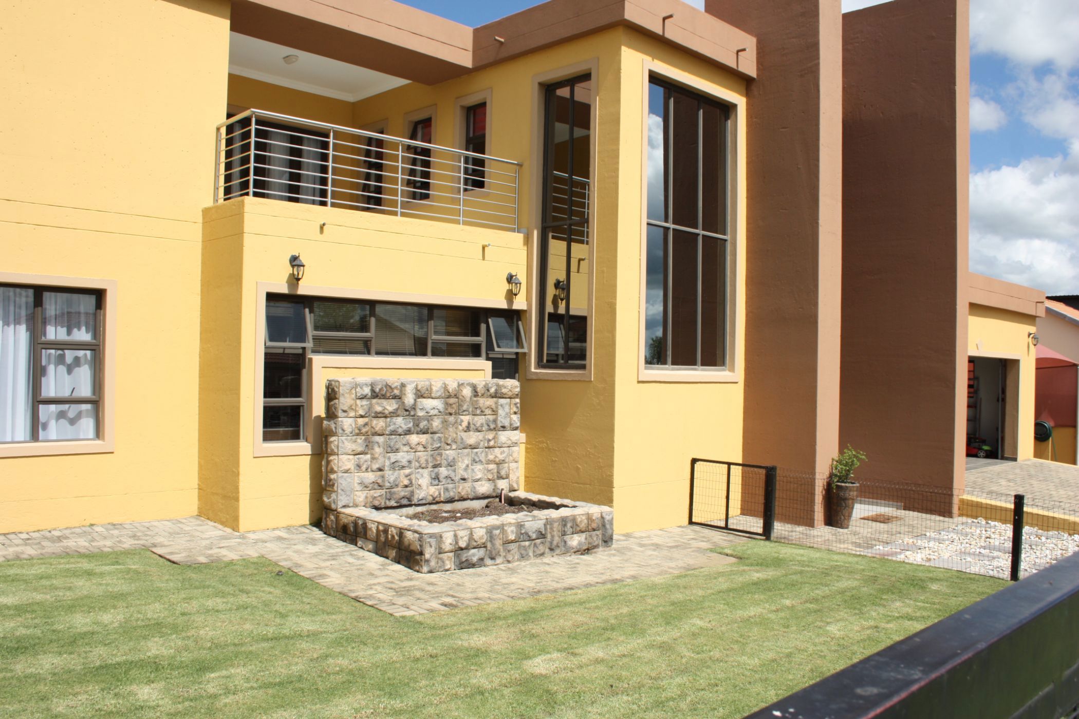 5 bedroom security complex home for sale in Lydenburg (Mashishing)