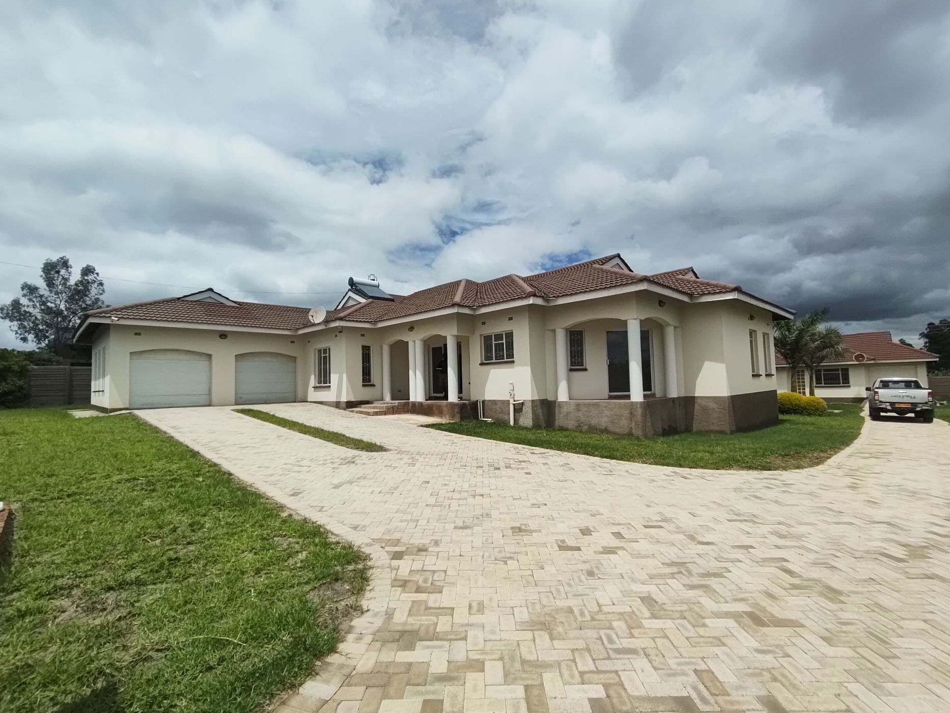 4 bedroom house for sale in Manressa (Zimbabwe)