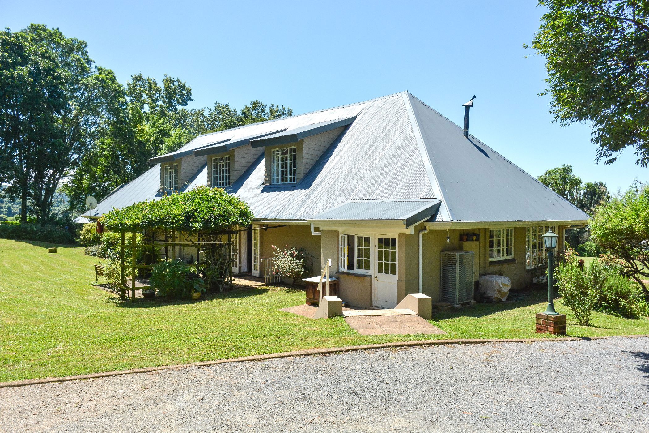 https://listing.pamgolding.co.za/images/properties/202502/2177975/H/2177975_H_75.jpg