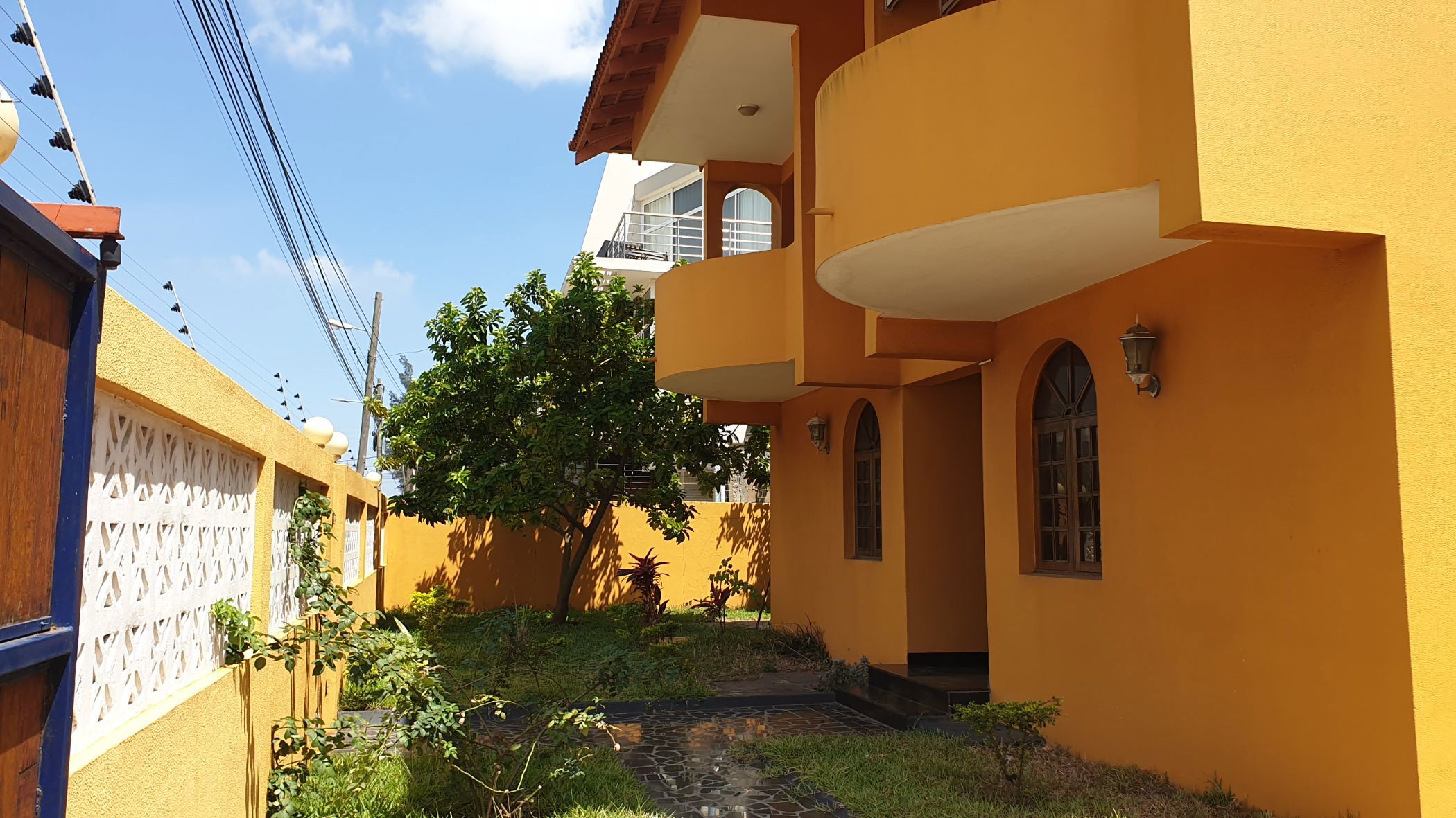 6 bedroom double-storey house to rent in Maputo  (Mozambique)