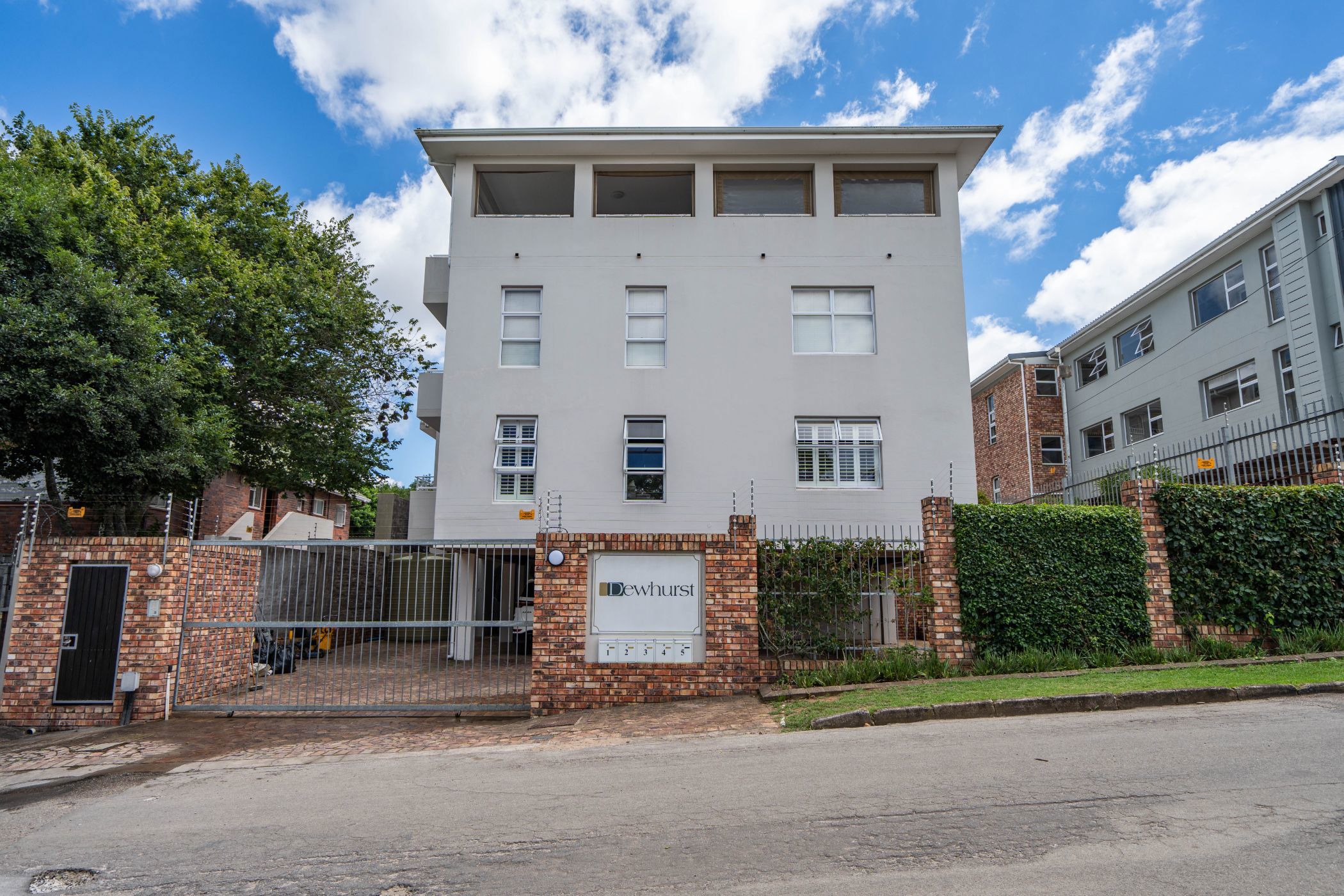 2 bedroom multi-storey apartment for sale in West Hill (Grahamstown (Makhanda))