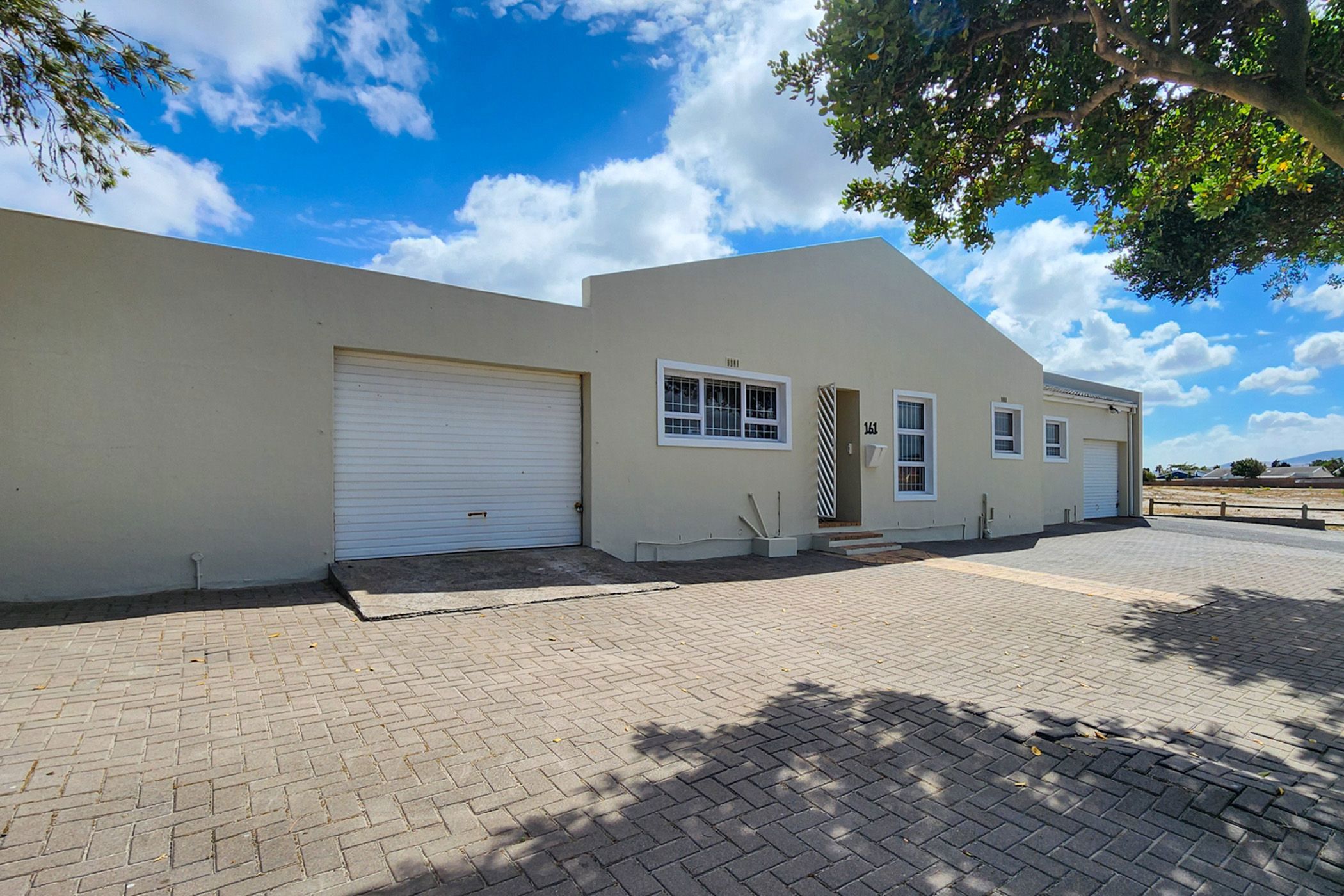3 bedroom single-storey house for sale in Table View