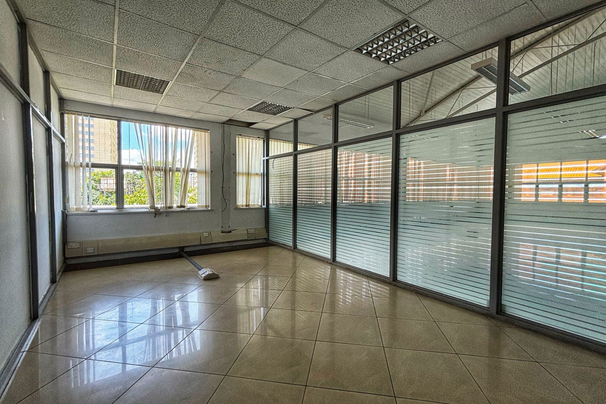 348 m&sup2; commercial office to rent in Kilimani (Kenya)