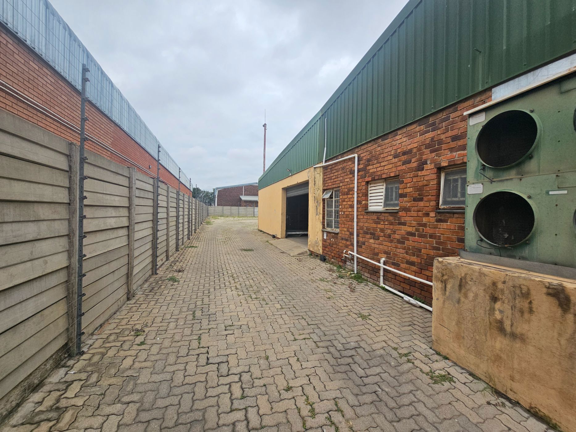 Commercial building to rent in Ladine