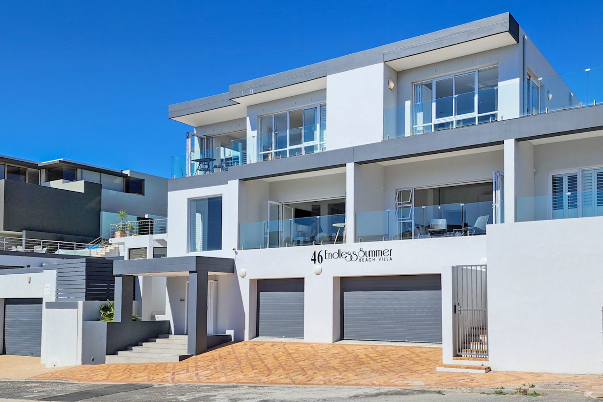 6 bedroom house for sale in Bloubergstrand