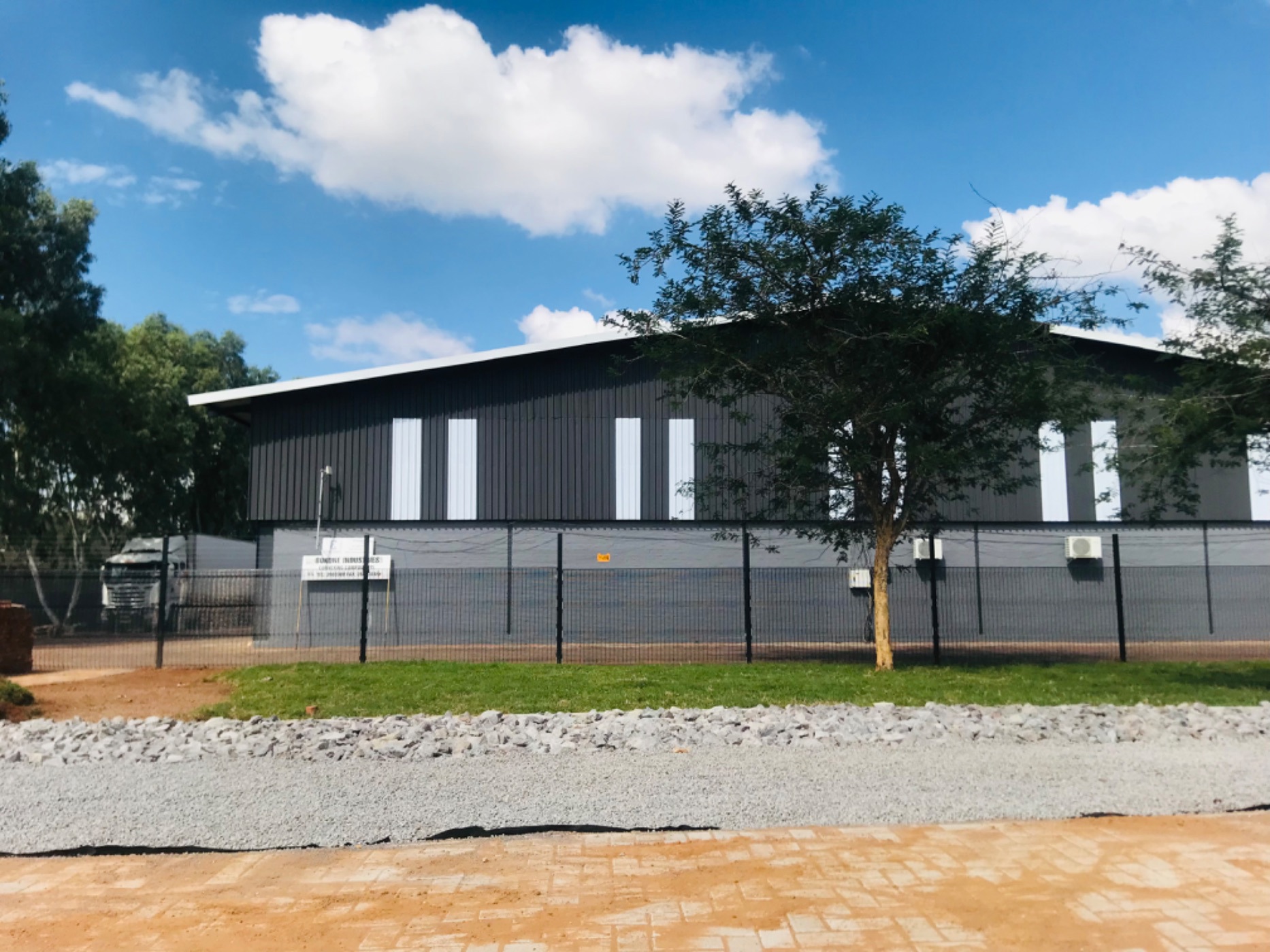 225 m&sup2; commercial industrial property to rent in Phakalane (Botswana)