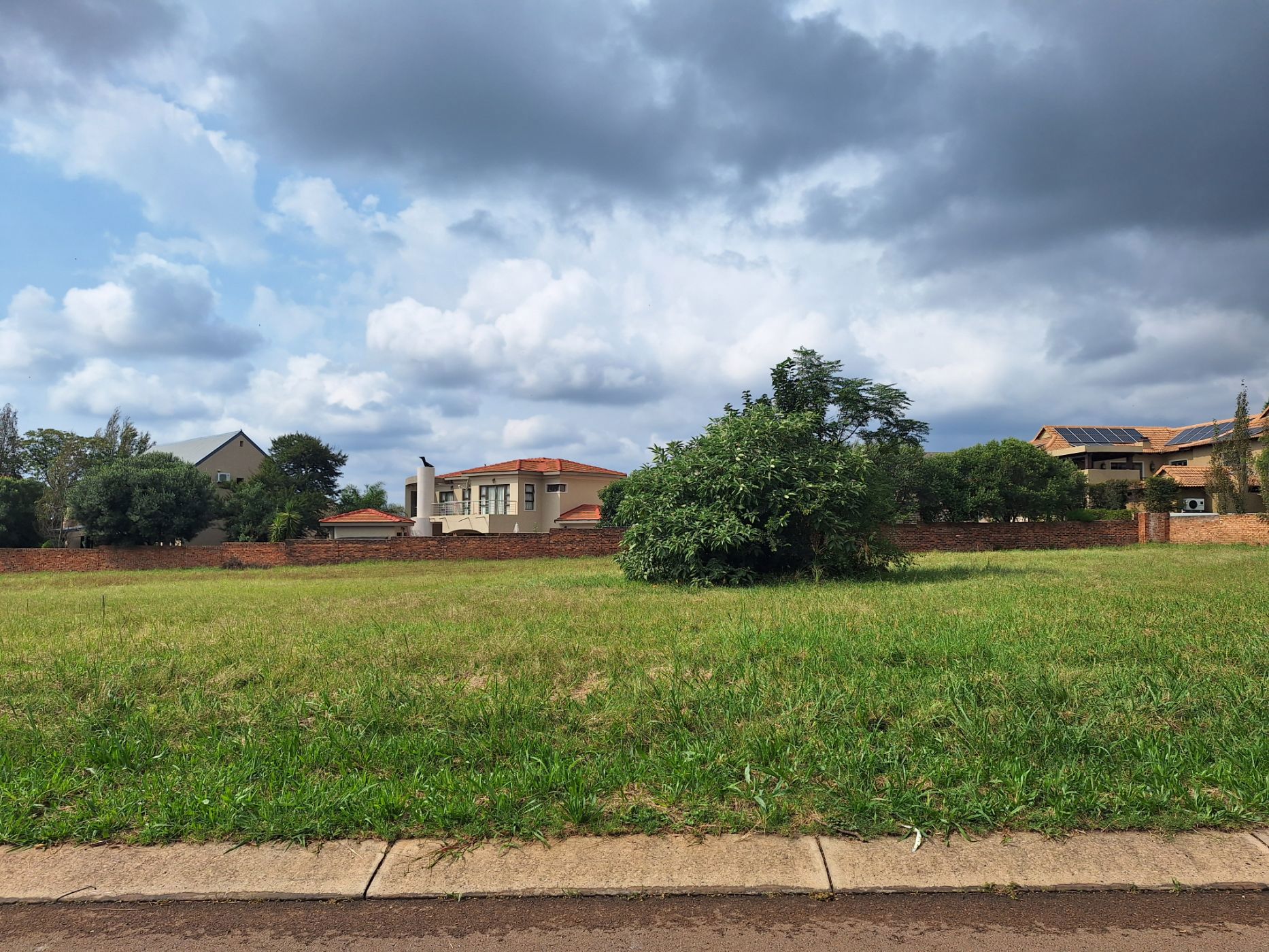 898 m&sup2; residential vacant land for sale in Silver Woods