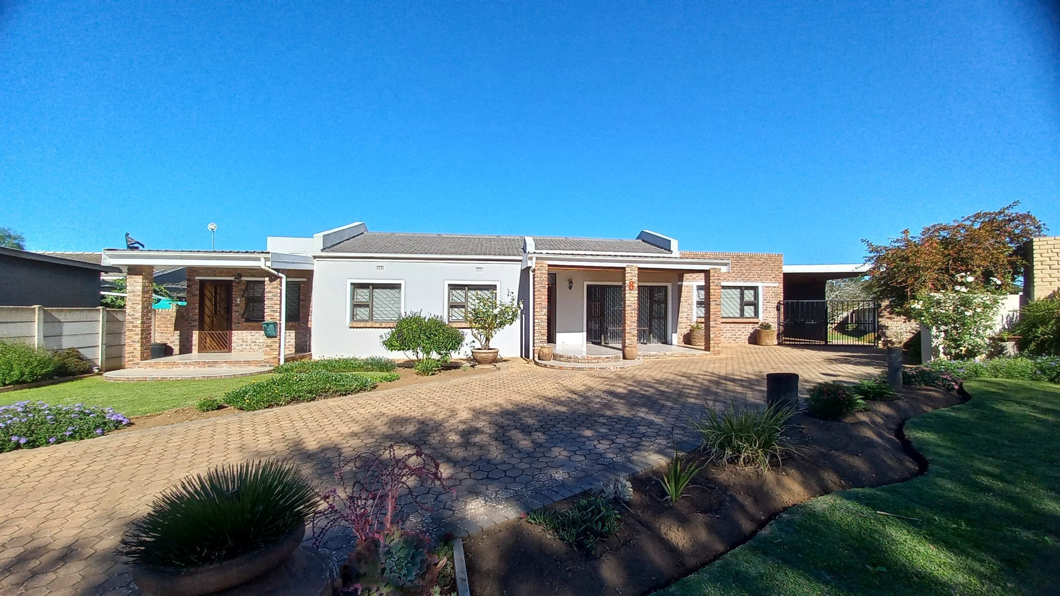 4 bedroom house for sale in Heidelberg (Garden Route)