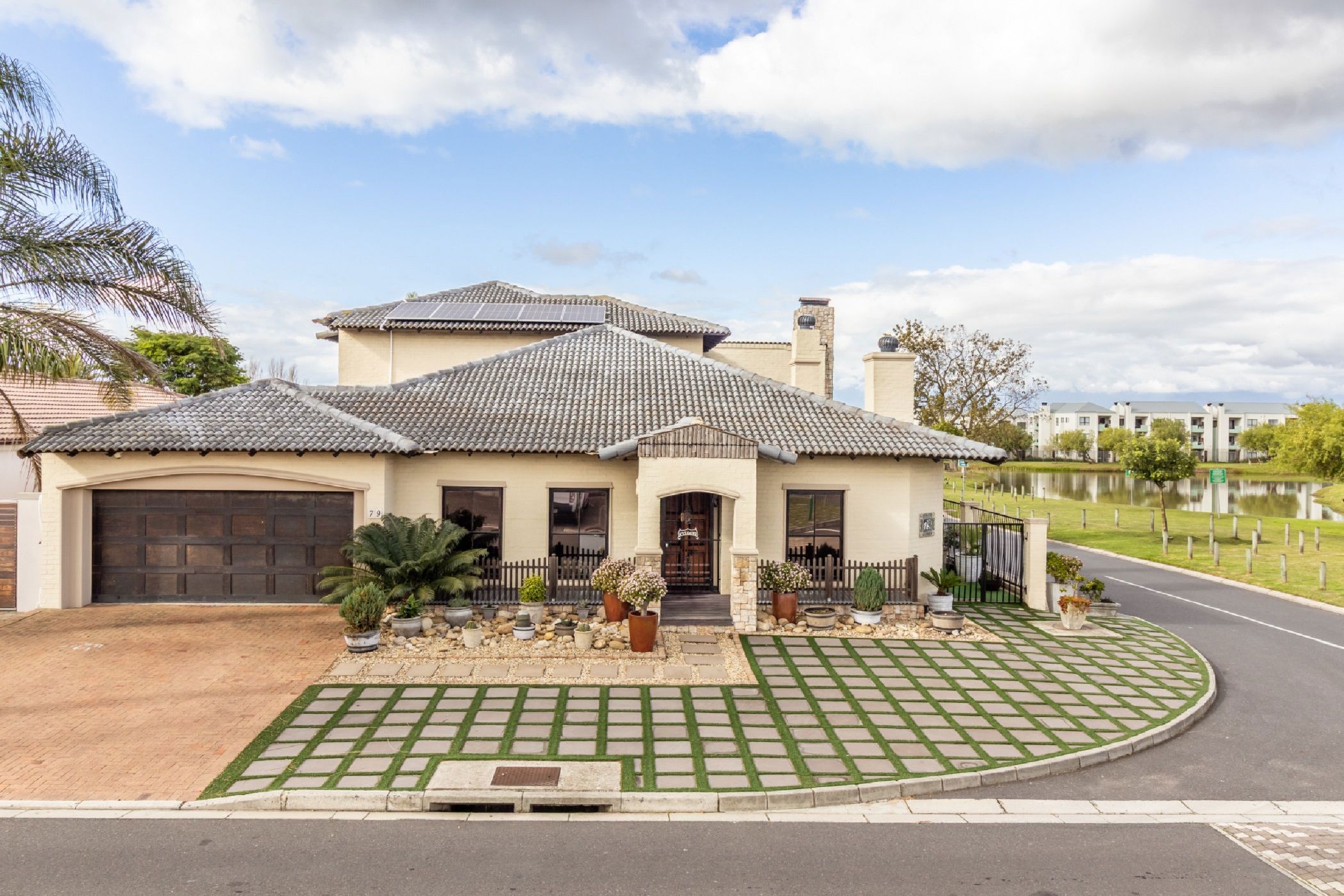 8 bedroom double-storey house for sale in Kleinbron Park