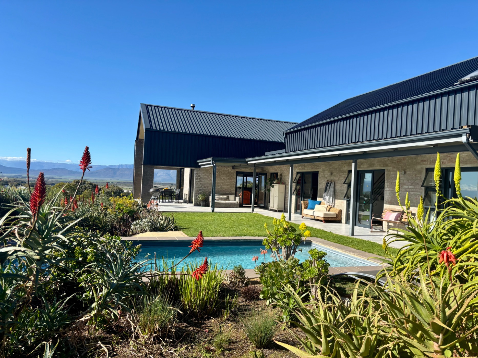 5 bedroom double-storey house for sale in Riebeek Kasteel