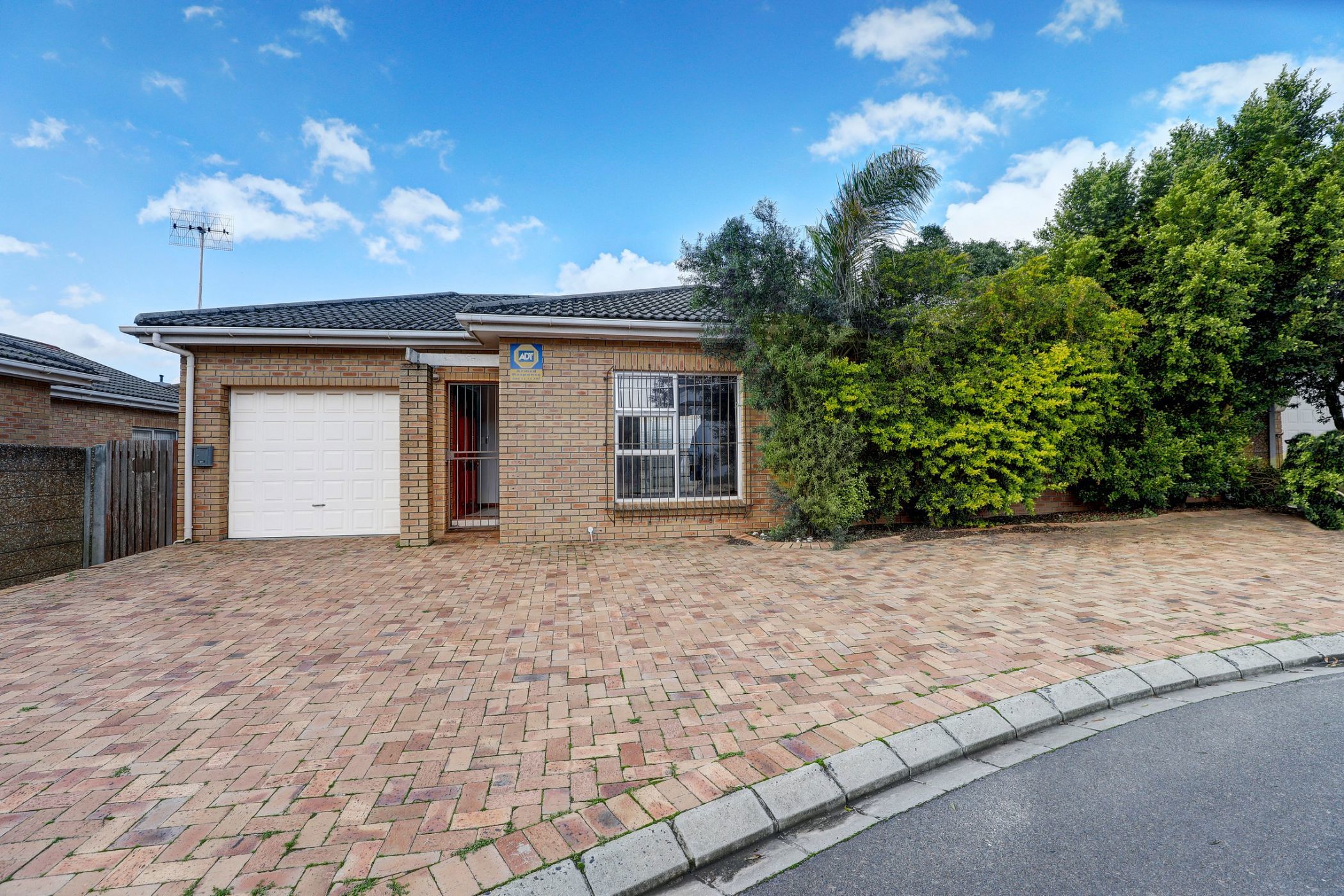 3 bedroom townhouse to rent in Langeberg Ridge