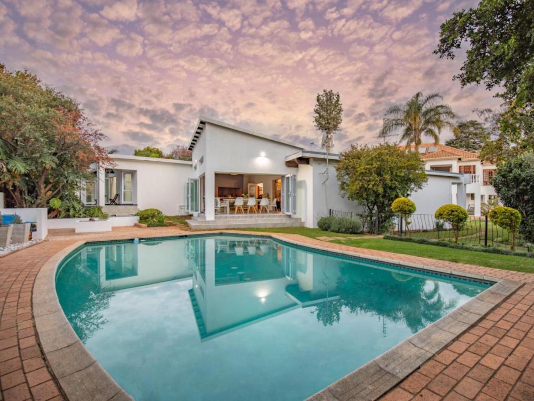 9 guest room guesthouse for sale in Waterkloof Ridge