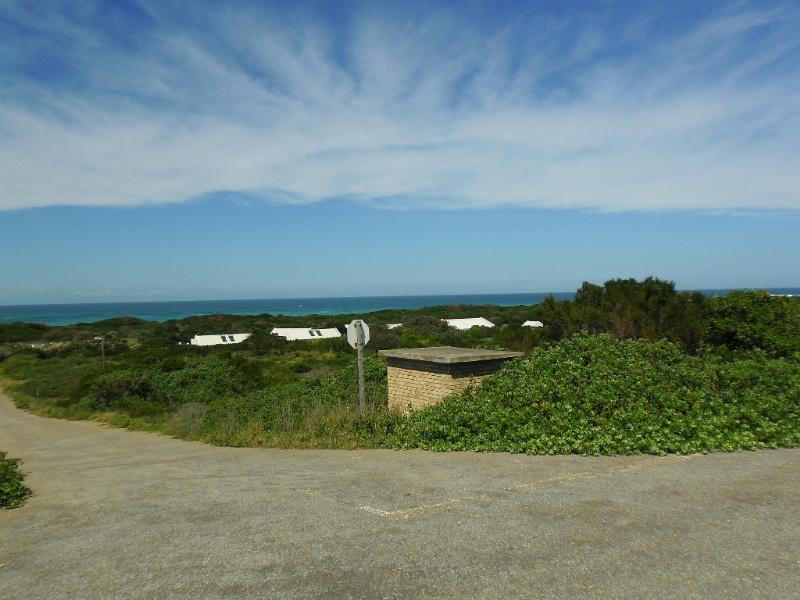 1102 m&sup2; vacant land for sale in Cannon Rocks