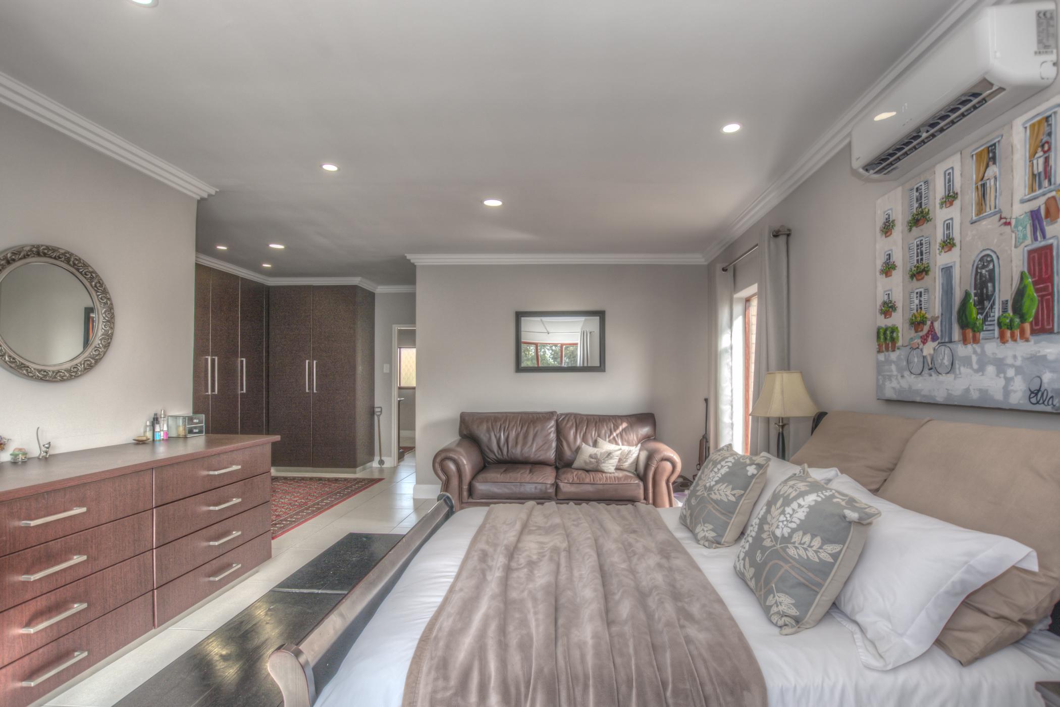 4 Bedroom Townhouse For Sale Walmer 1PLZ1647391 Pam Golding